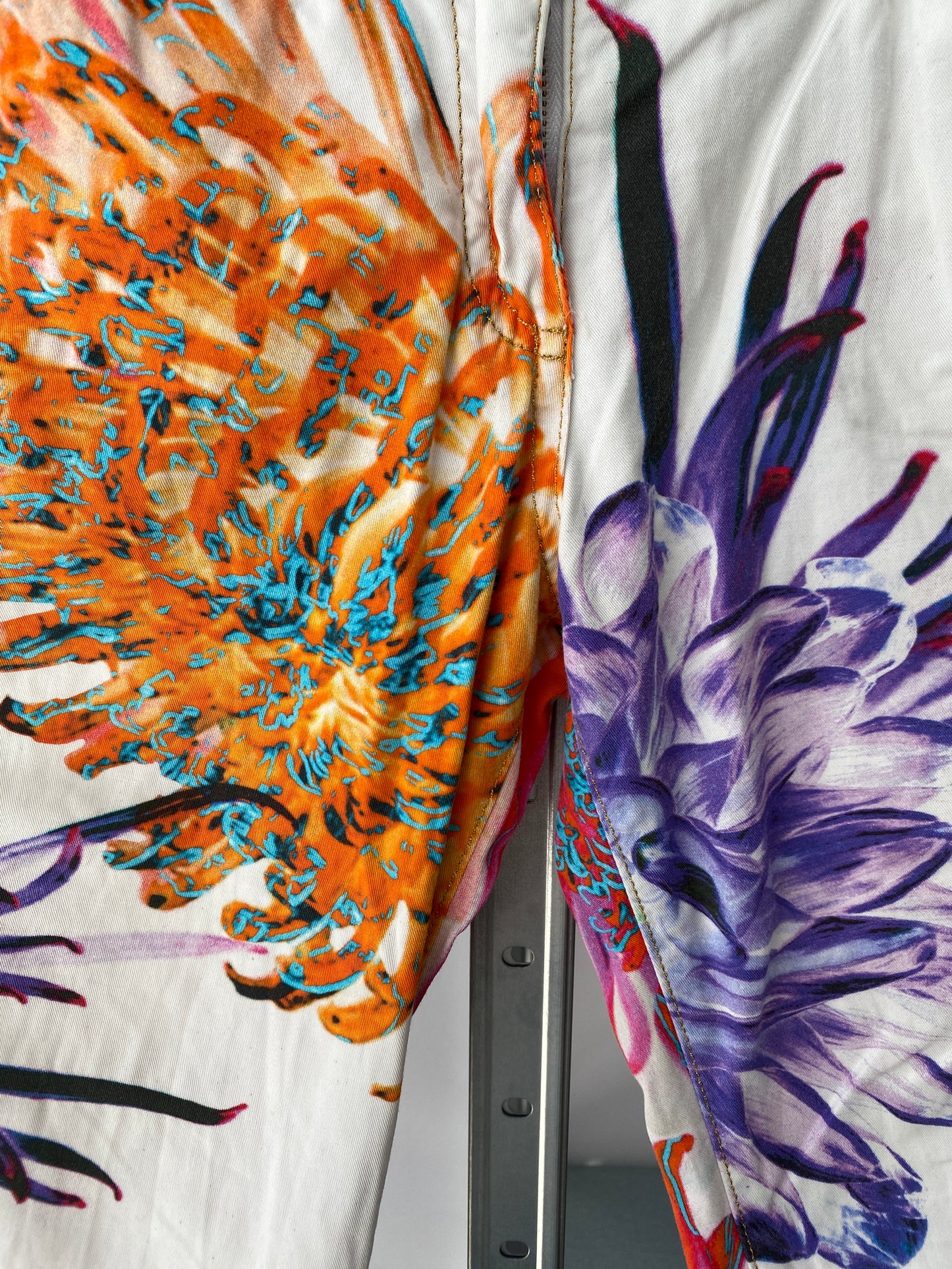ROBERTO CAVALLI white capris floral motif (L)