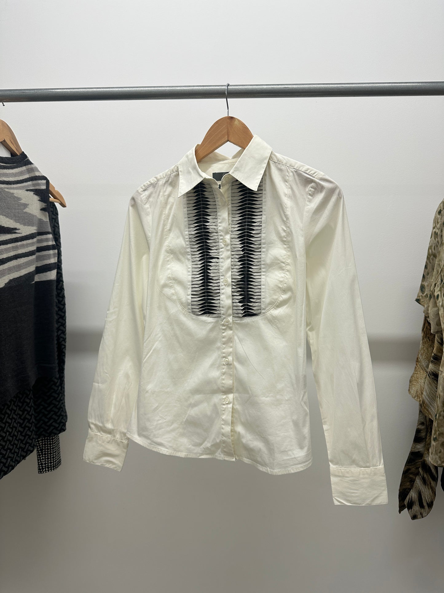 ALEXANDER MCQUEEN white shirt w/ ruffled details (M)