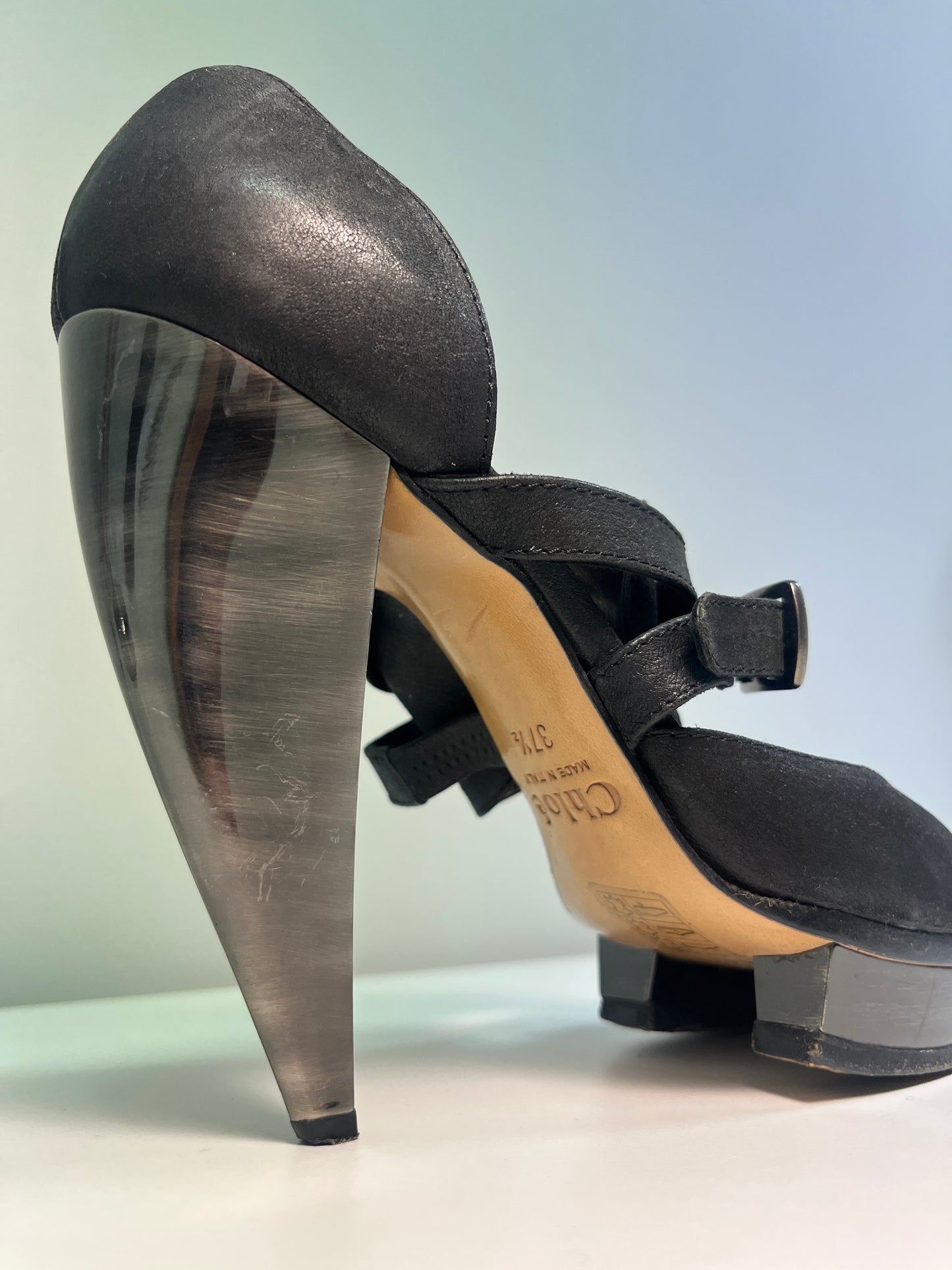 CHLOÉ black leather horseshoe bealted sandal pumps (37.5)
