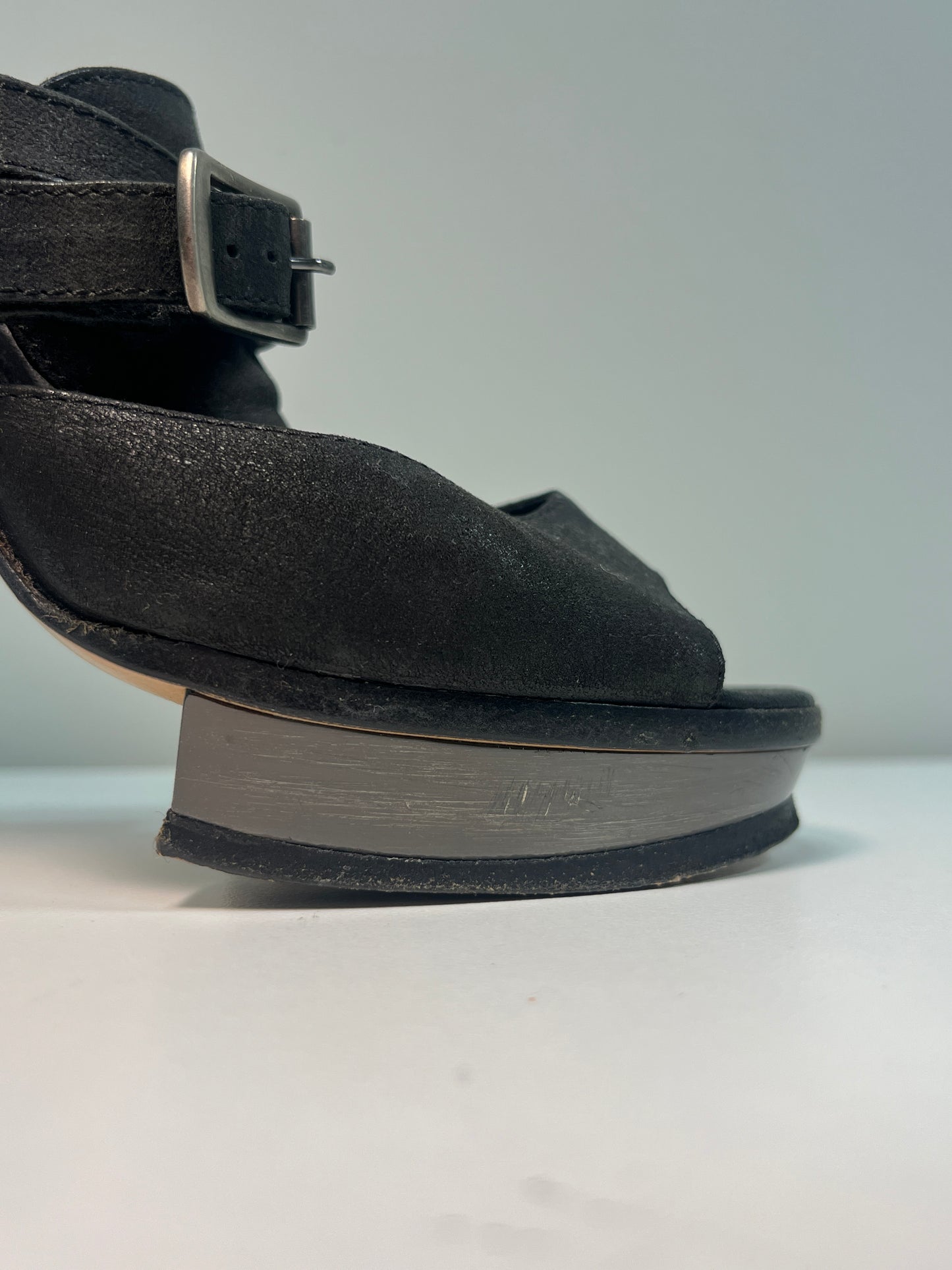 CHLOÉ black leather horseshoe bealted sandal pumps (37.5)
