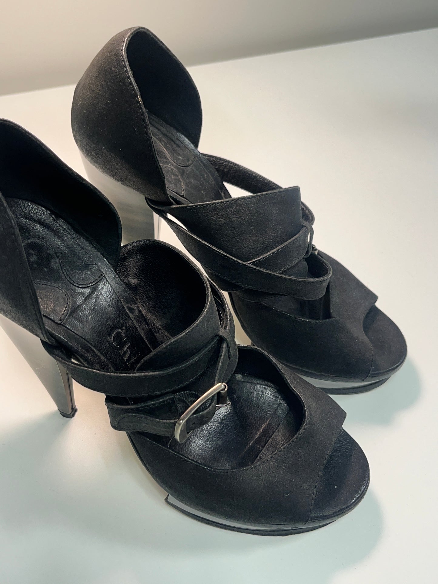 CHLOÉ black leather horseshoe bealted sandal pumps (37.5)