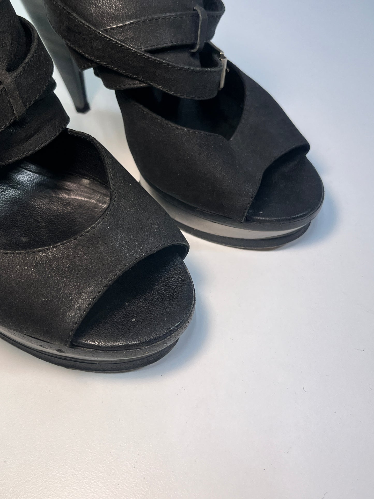 CHLOÉ black leather horseshoe bealted sandal pumps (37.5)
