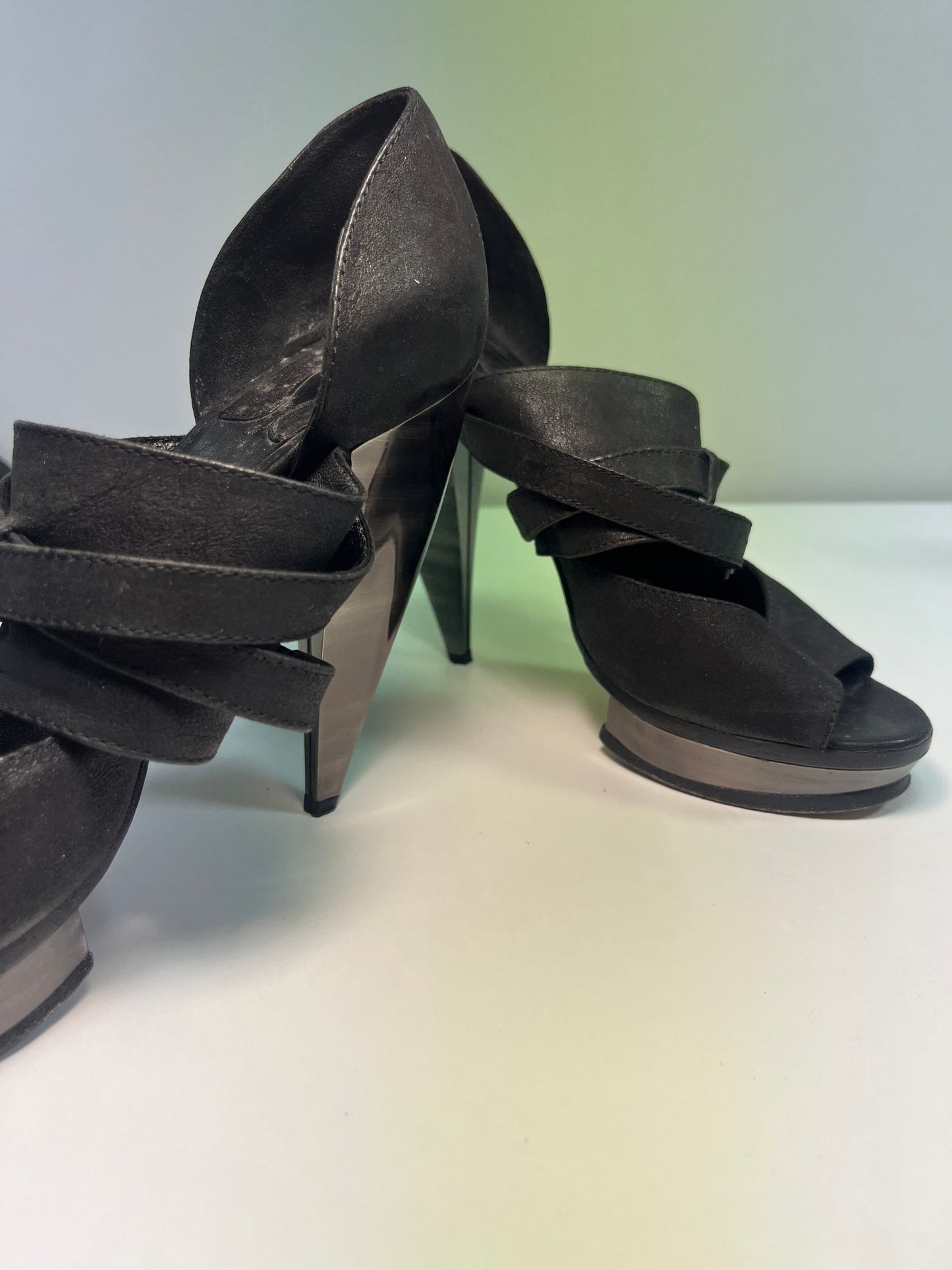 CHLOÉ black leather horseshoe bealted sandal pumps (37.5)