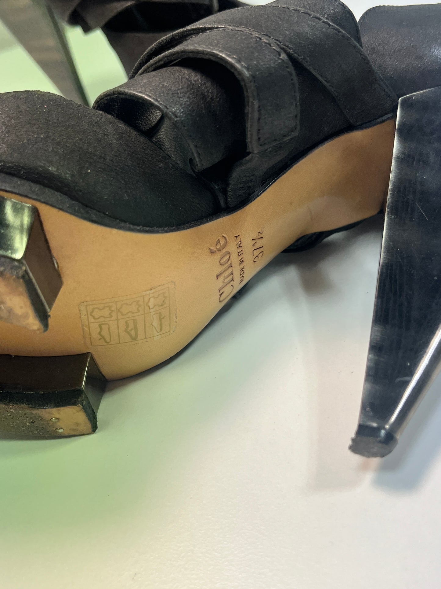 CHLOÉ black leather horseshoe bealted sandal pumps (37.5)