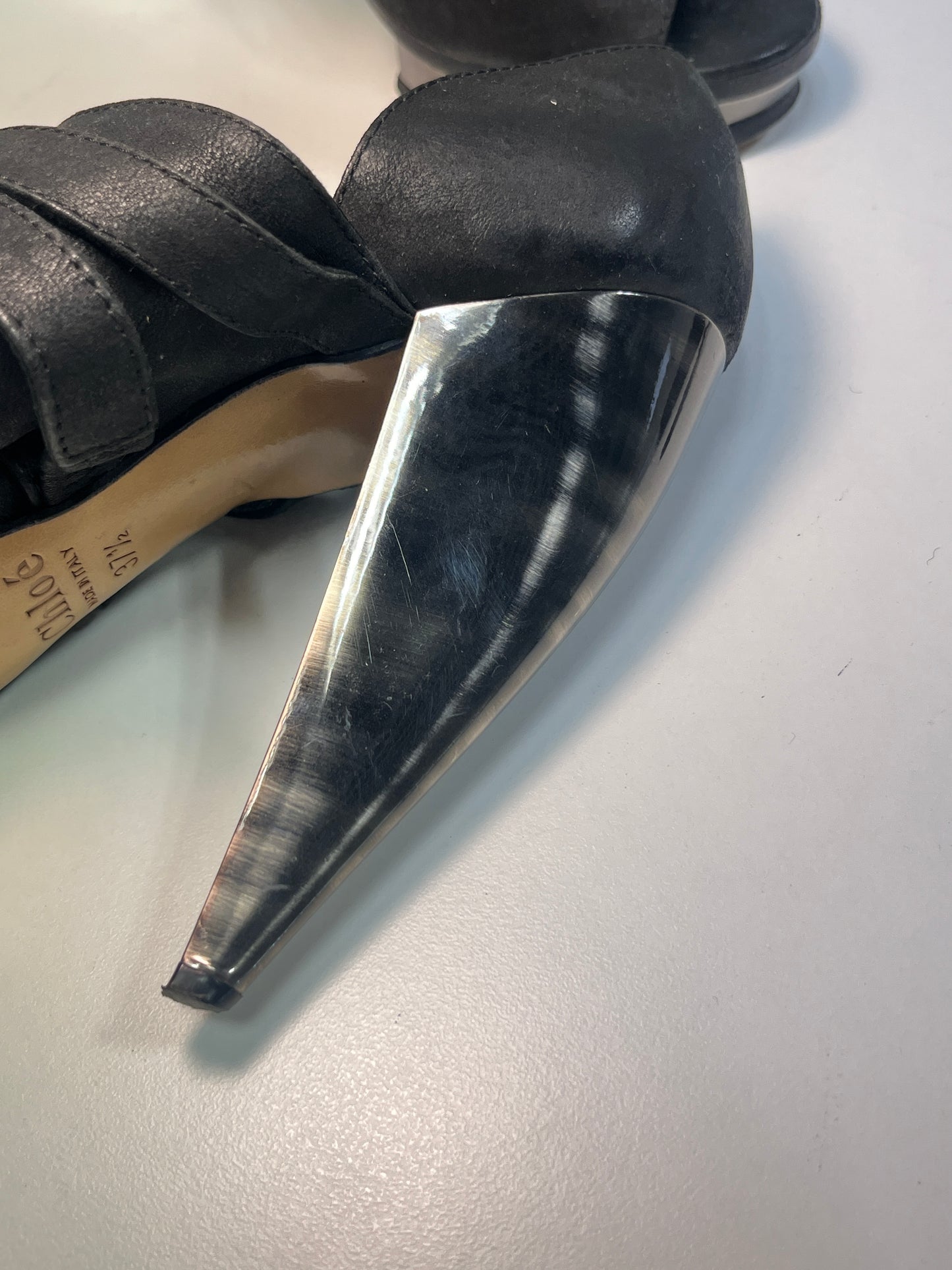 CHLOÉ black leather horseshoe bealted sandal pumps (37.5)