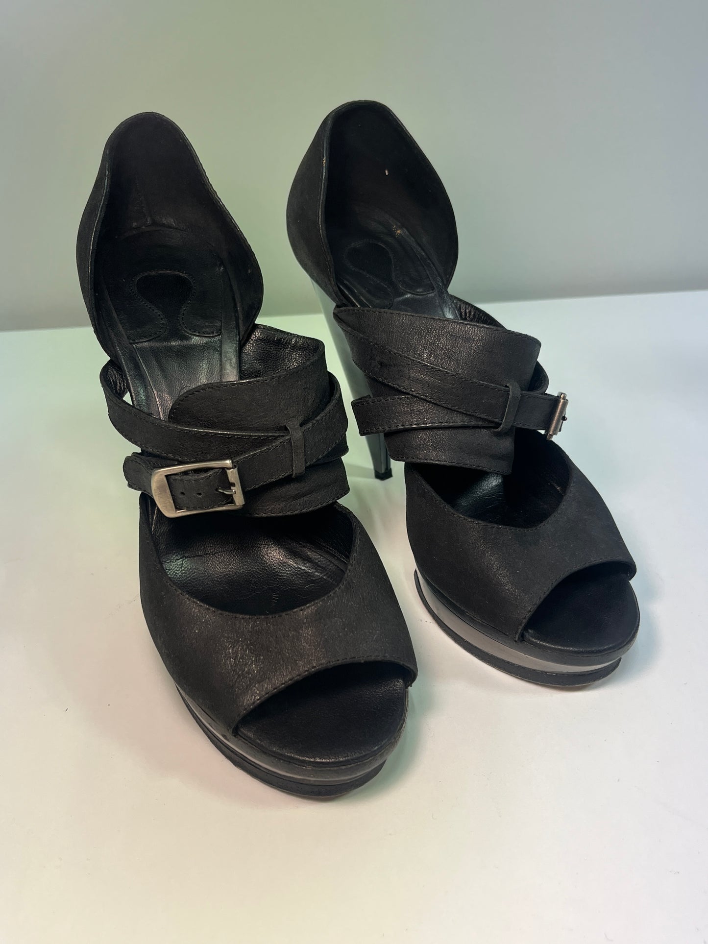 CHLOÉ black leather horseshoe bealted sandal pumps (37.5)