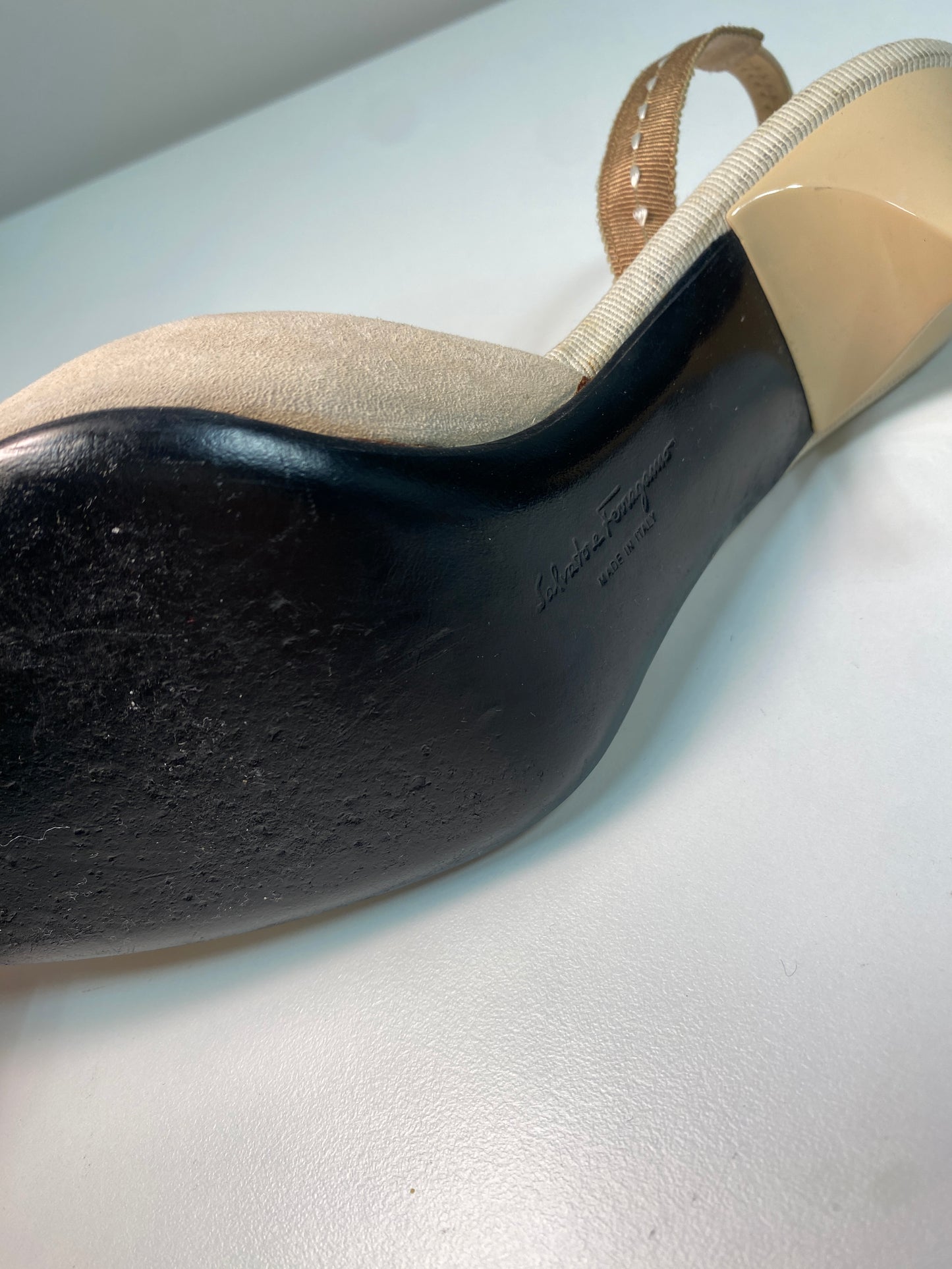 FERRAGAMO beige suede heels (38.5)