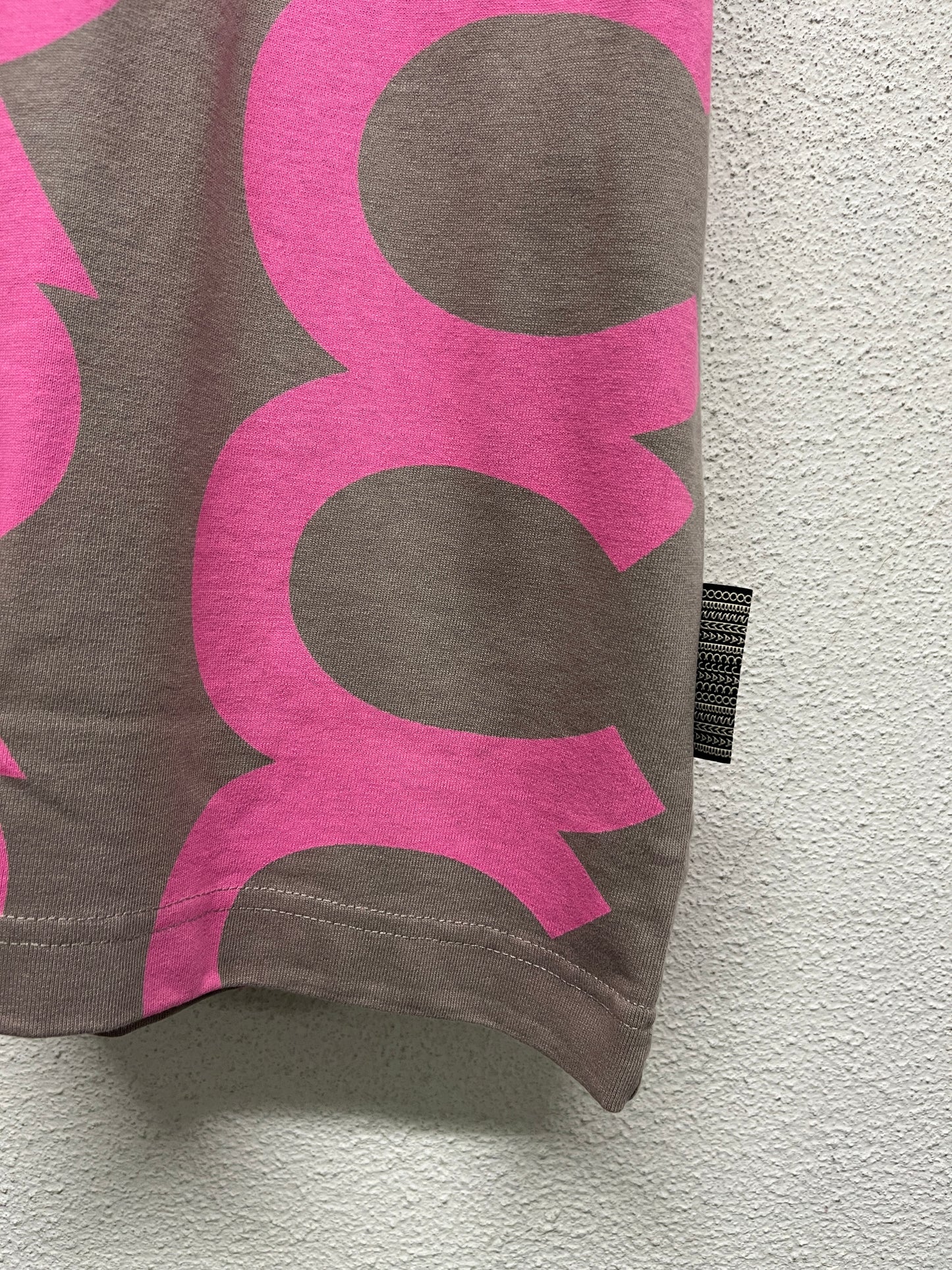 MARC JACOBS brown and pink logo tee (L/XL)