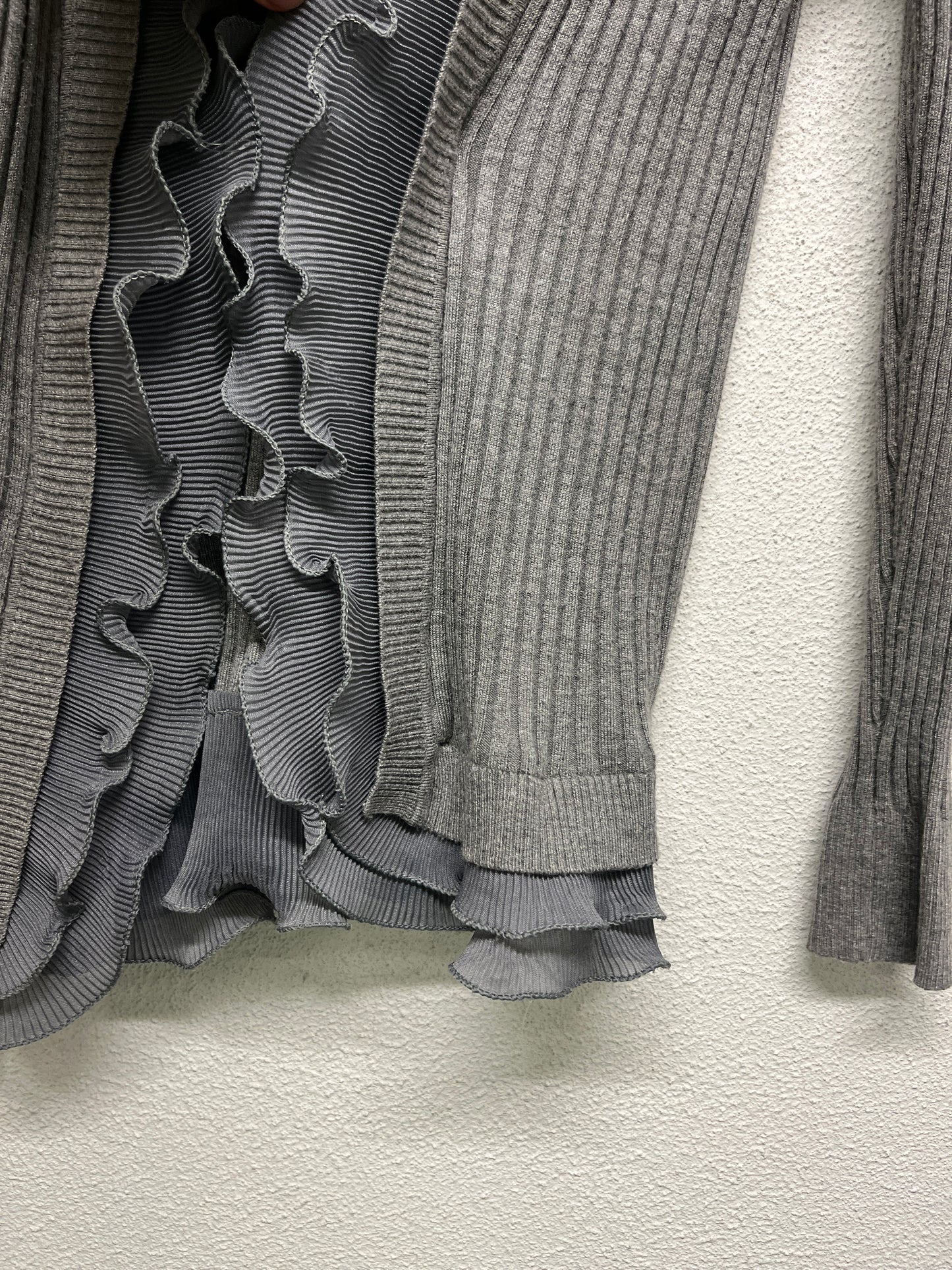 VINTAGE grey ruffled cardigan (M/L)