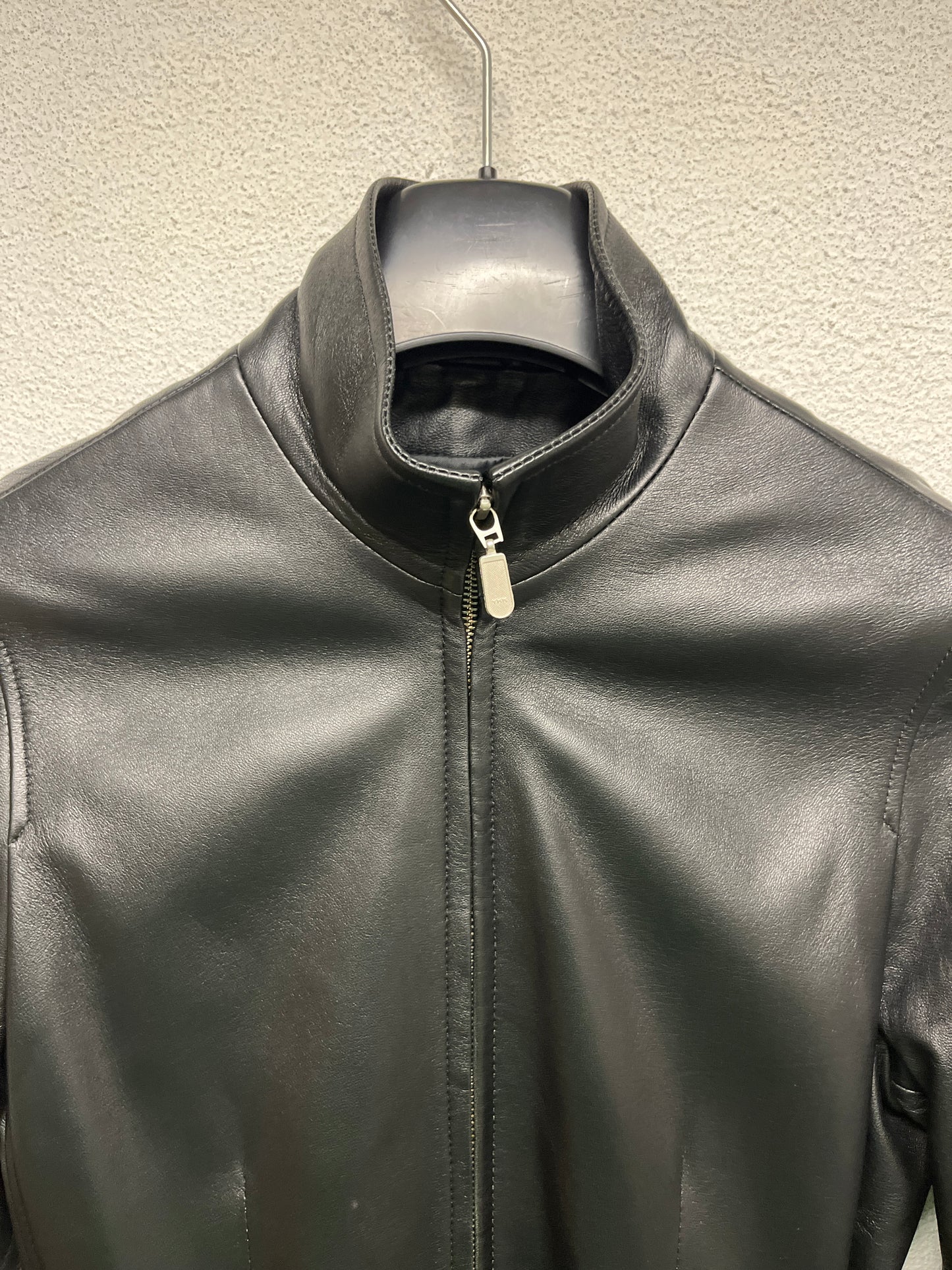 VINTAGE black zipped and belted leather jacket (M)