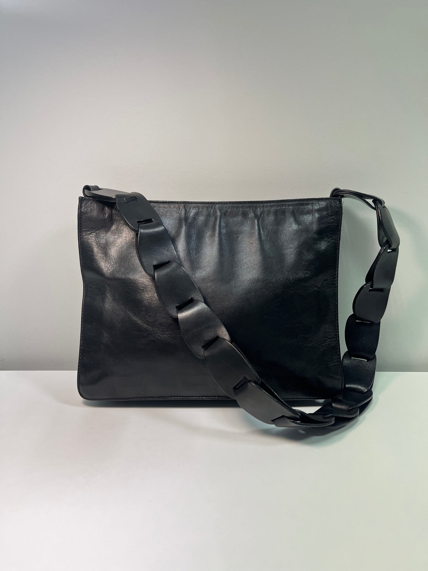 GUCCI by Tom Ford rare S/S 1997 black leather chain strap bag