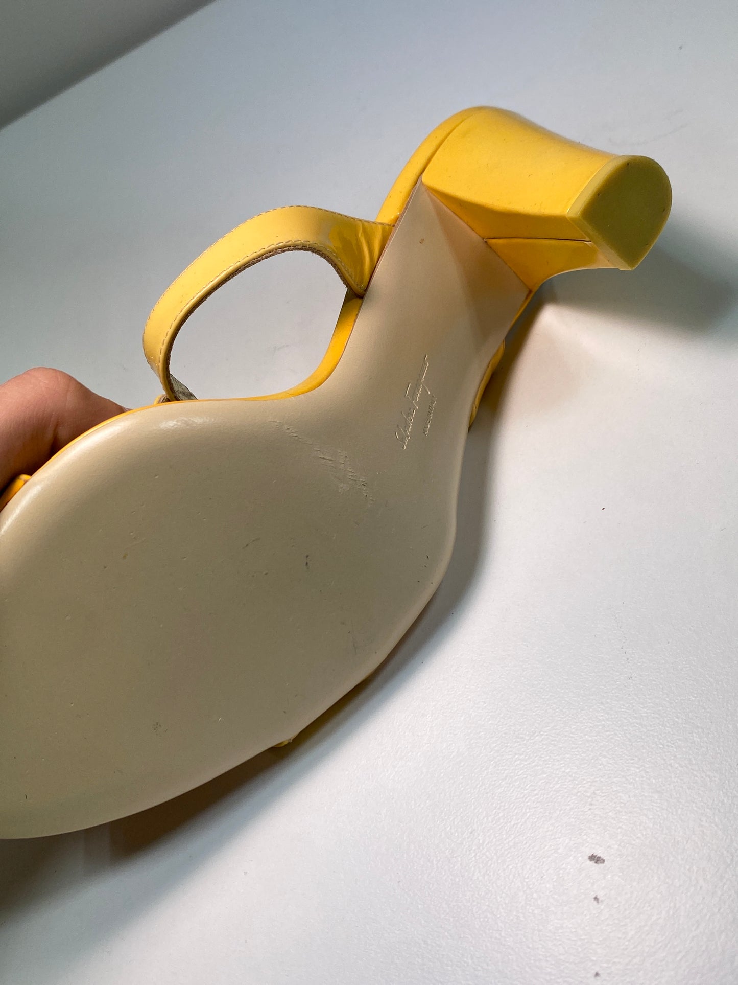 FERRAGAMO yellow leather sandals (38)