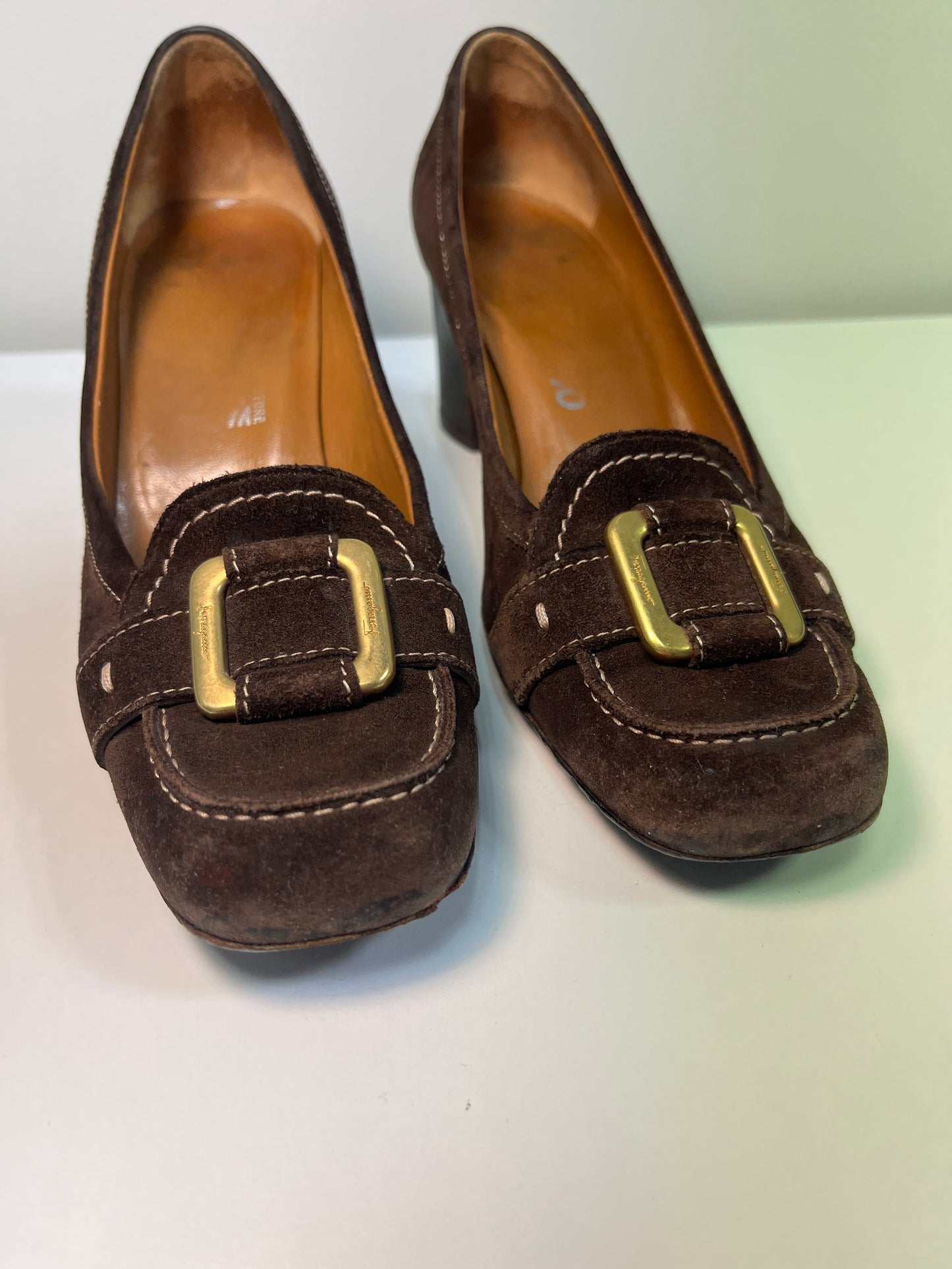 FERRAGAMO brown suede pumps with golden details (38)