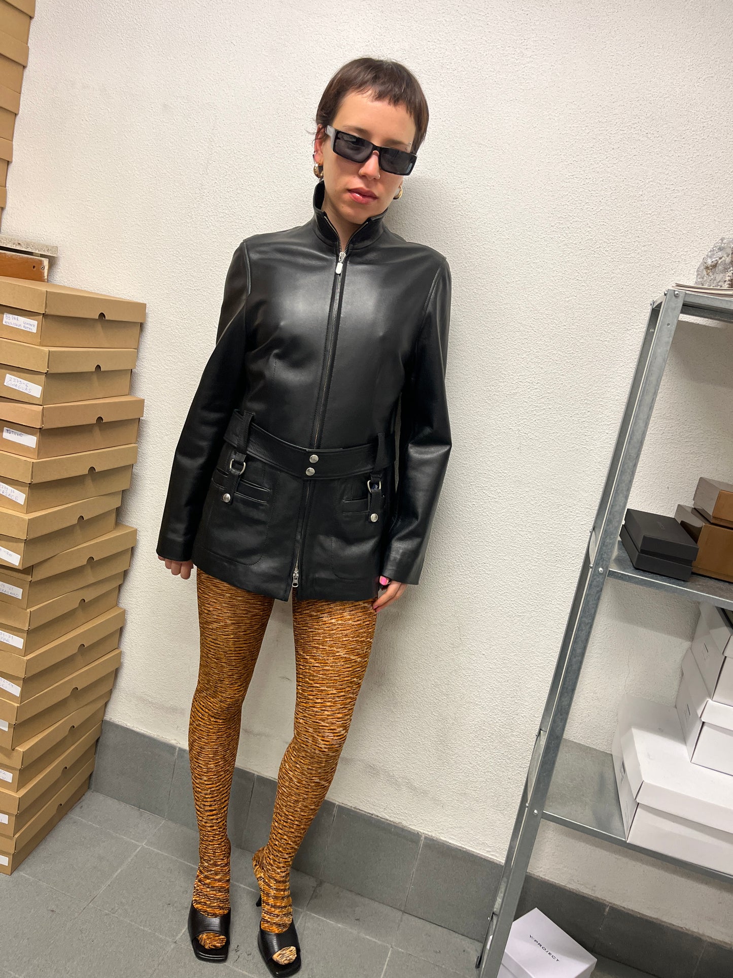 VINTAGE black zipped and belted leather jacket (M)