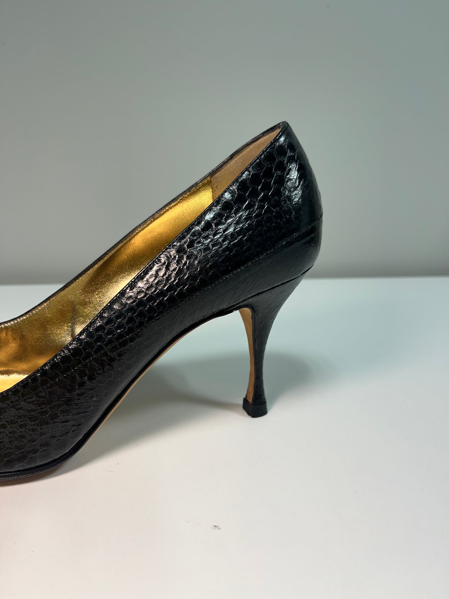 DOLCE & GABBANA classic snakeskin leather pointy heels (38IT/39EU)
