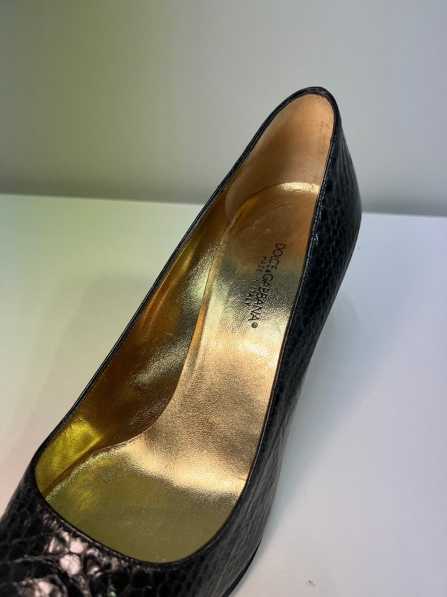 DOLCE & GABBANA classic snakeskin leather pointy heels (38IT/39EU)