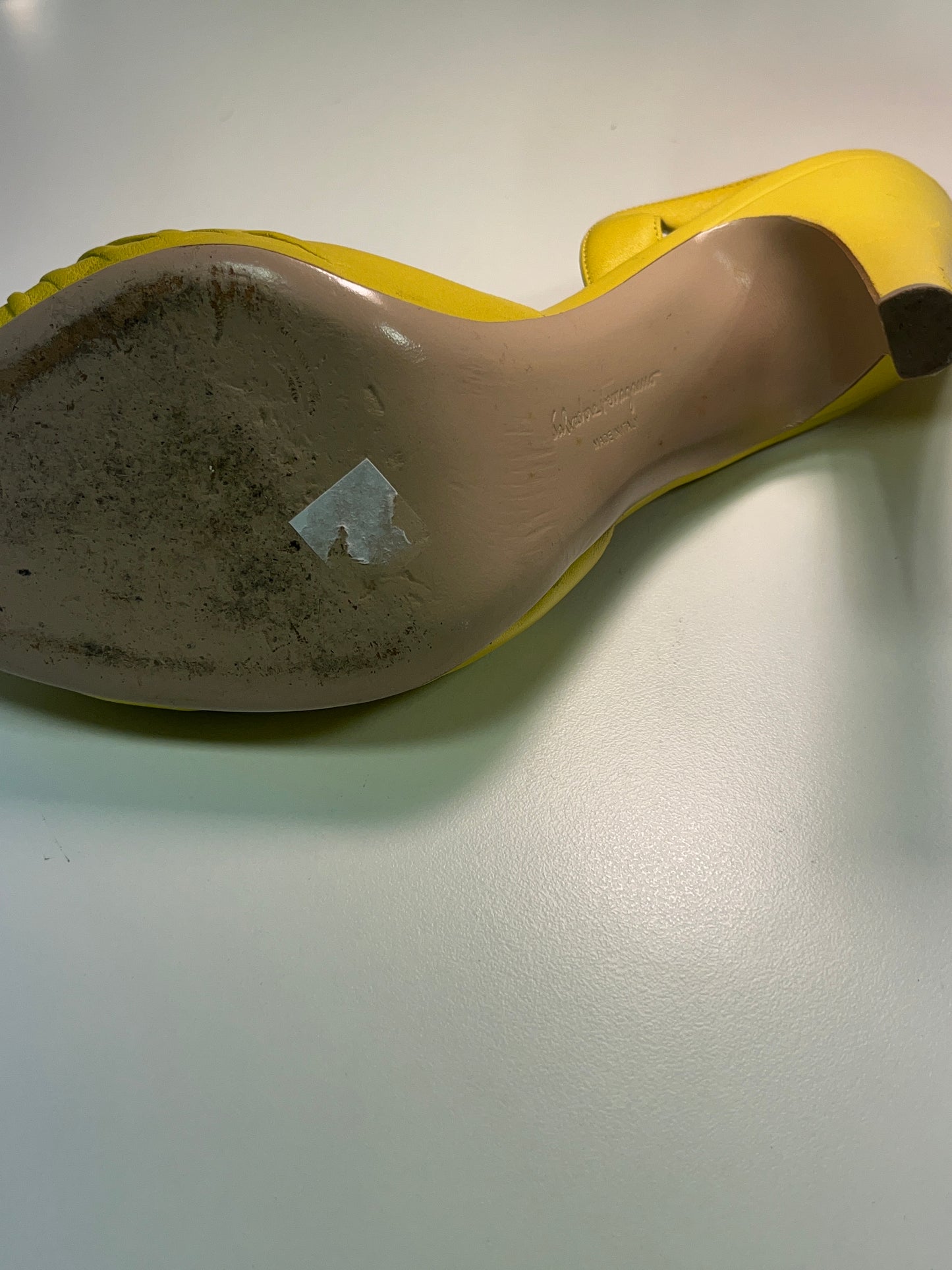 FERRAGAMO yellow leather mary jane heels (7,5/38EU)