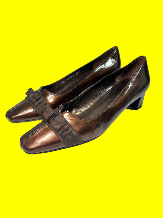 STUART WEITZMAN brown patent leather pumps