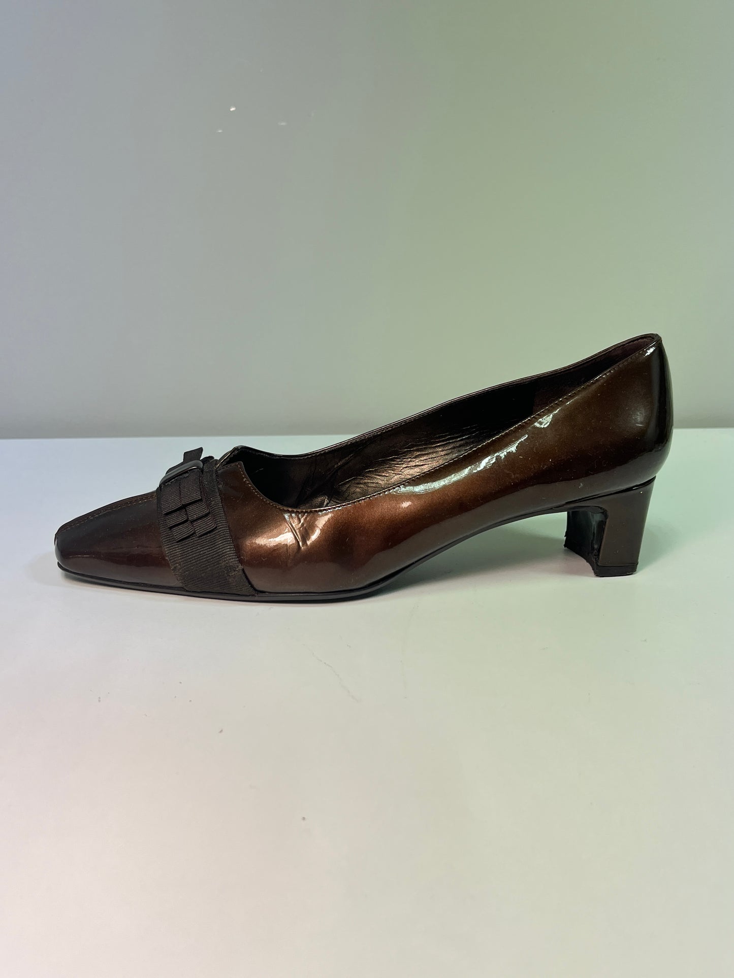 STUART WEITZMAN brown patent leather pumps