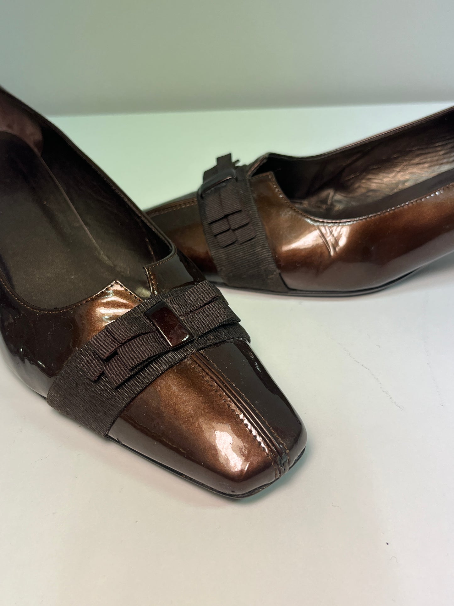 STUART WEITZMAN brown patent leather pumps