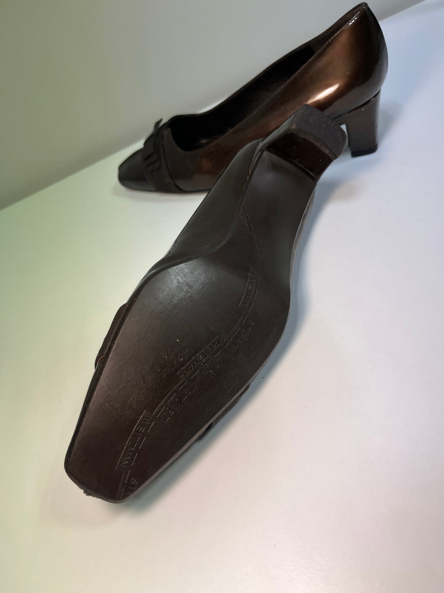 STUART WEITZMAN brown patent leather pumps
