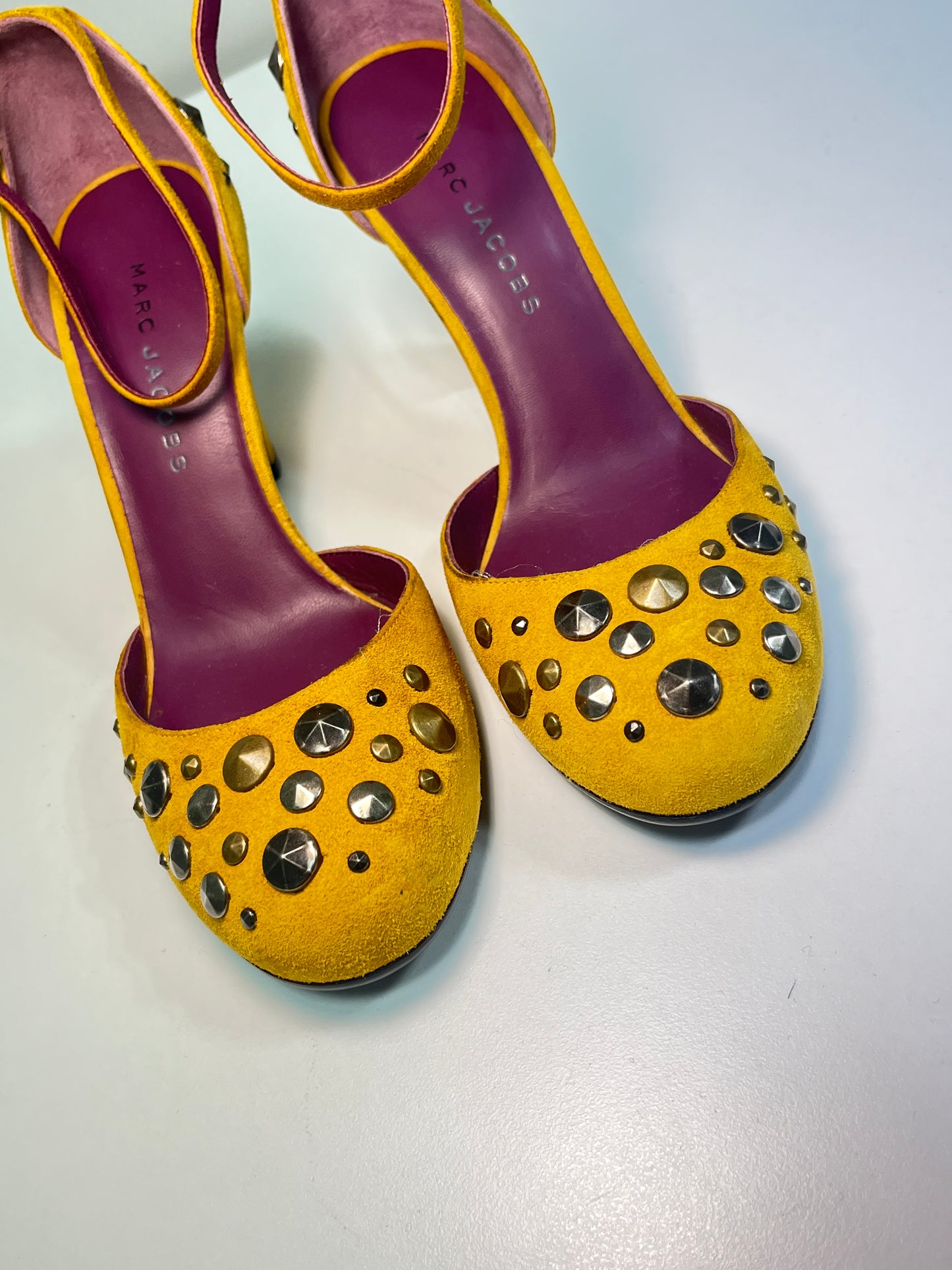 MARC JACOBS 2000s mustard suede pumps (37.5)