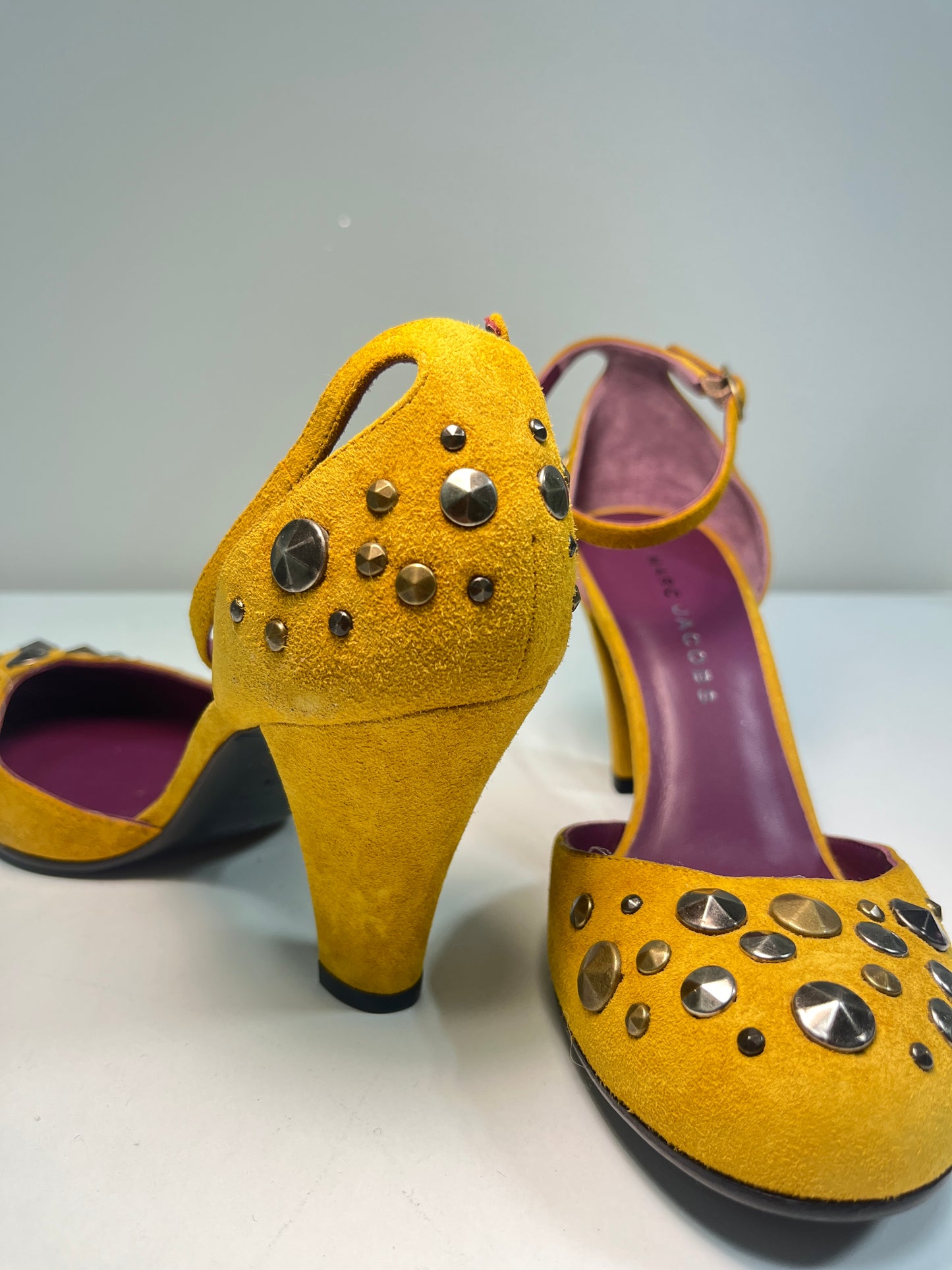 MARC JACOBS 2000s mustard suede pumps (37.5)