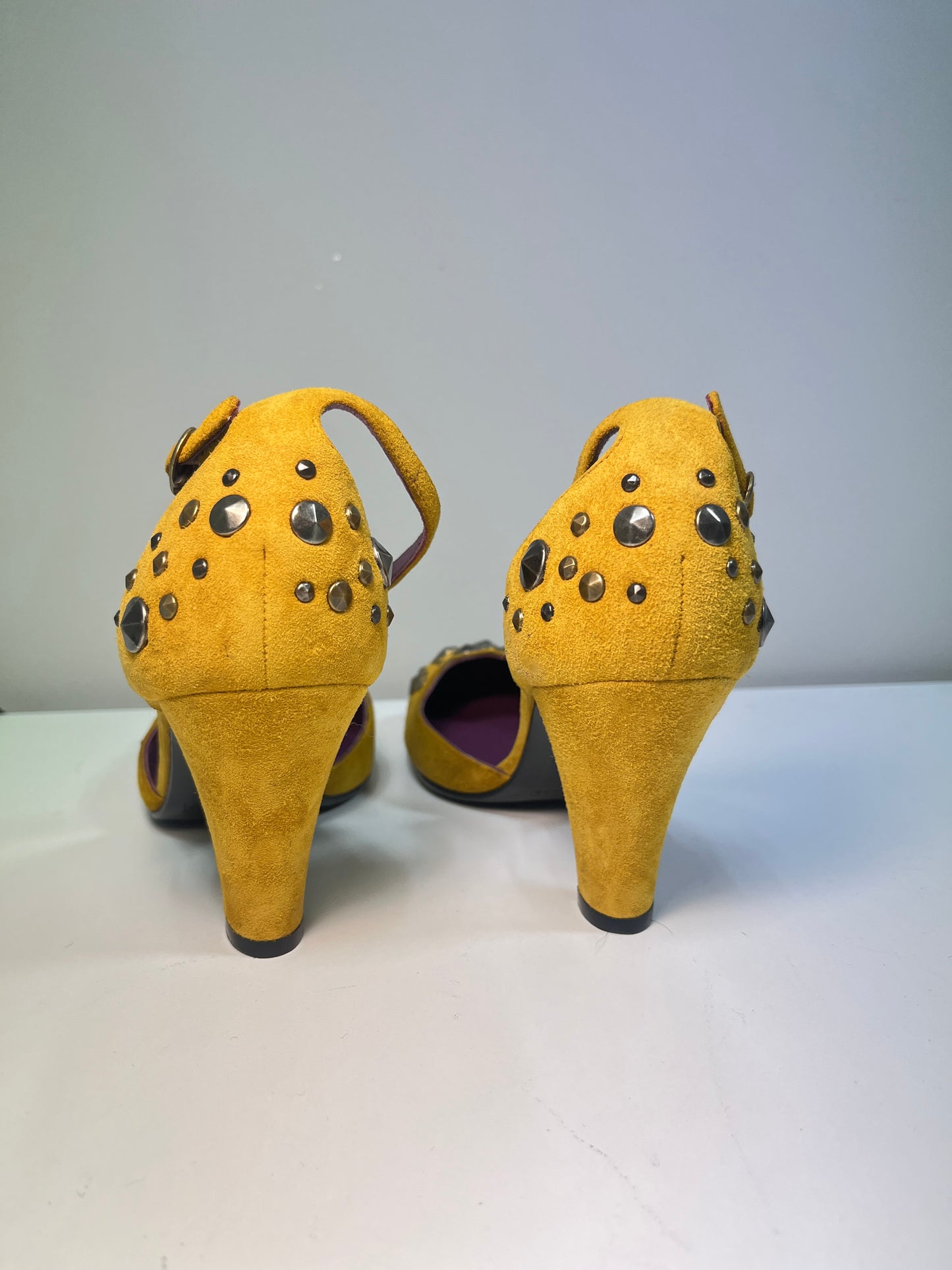 MARC JACOBS 2000s mustard suede pumps (37.5)