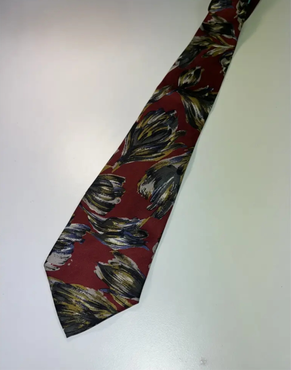 GUCCI red floral pattern classic tie