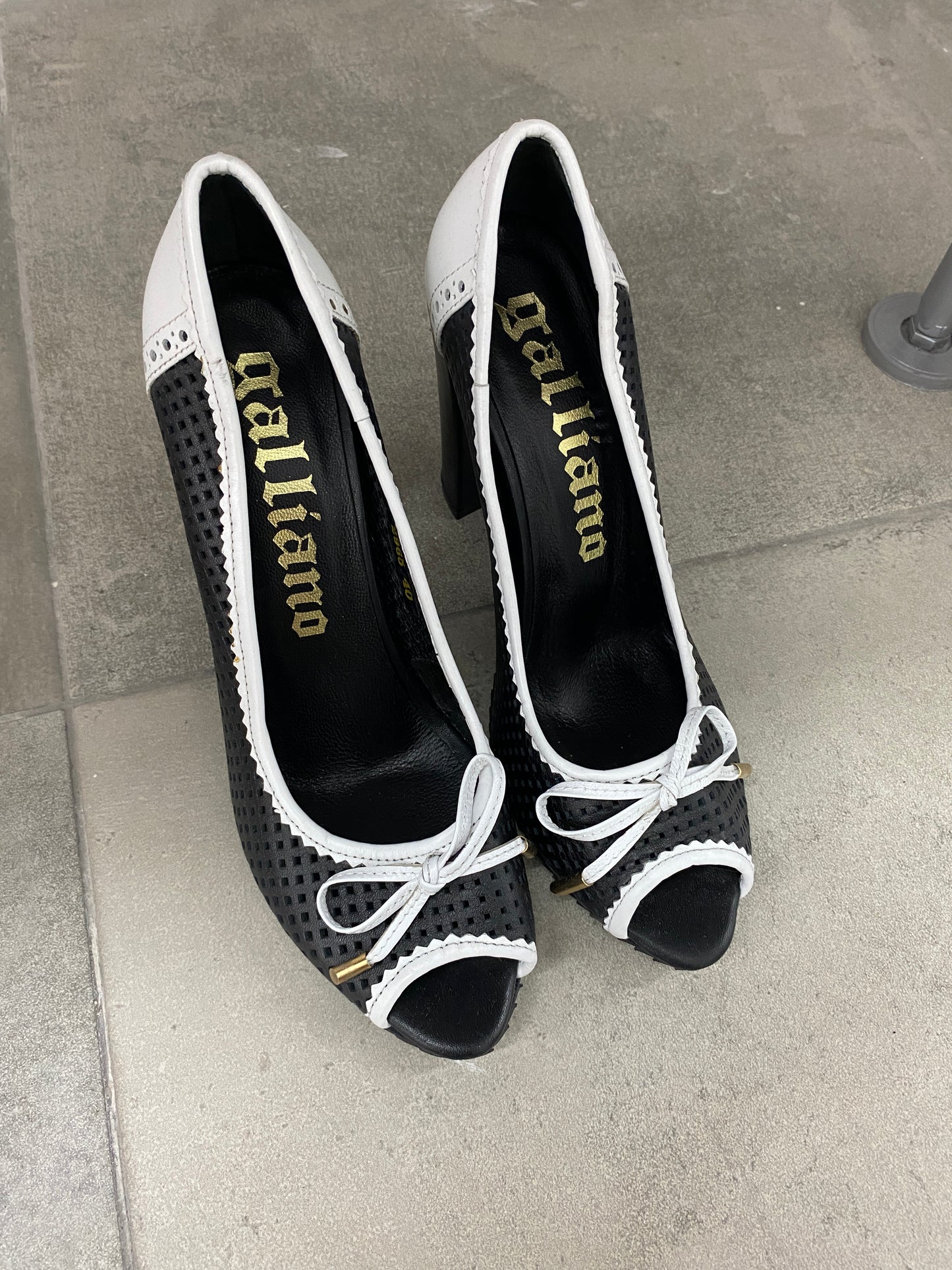 GALLIANO black pumps w/open toes (40)