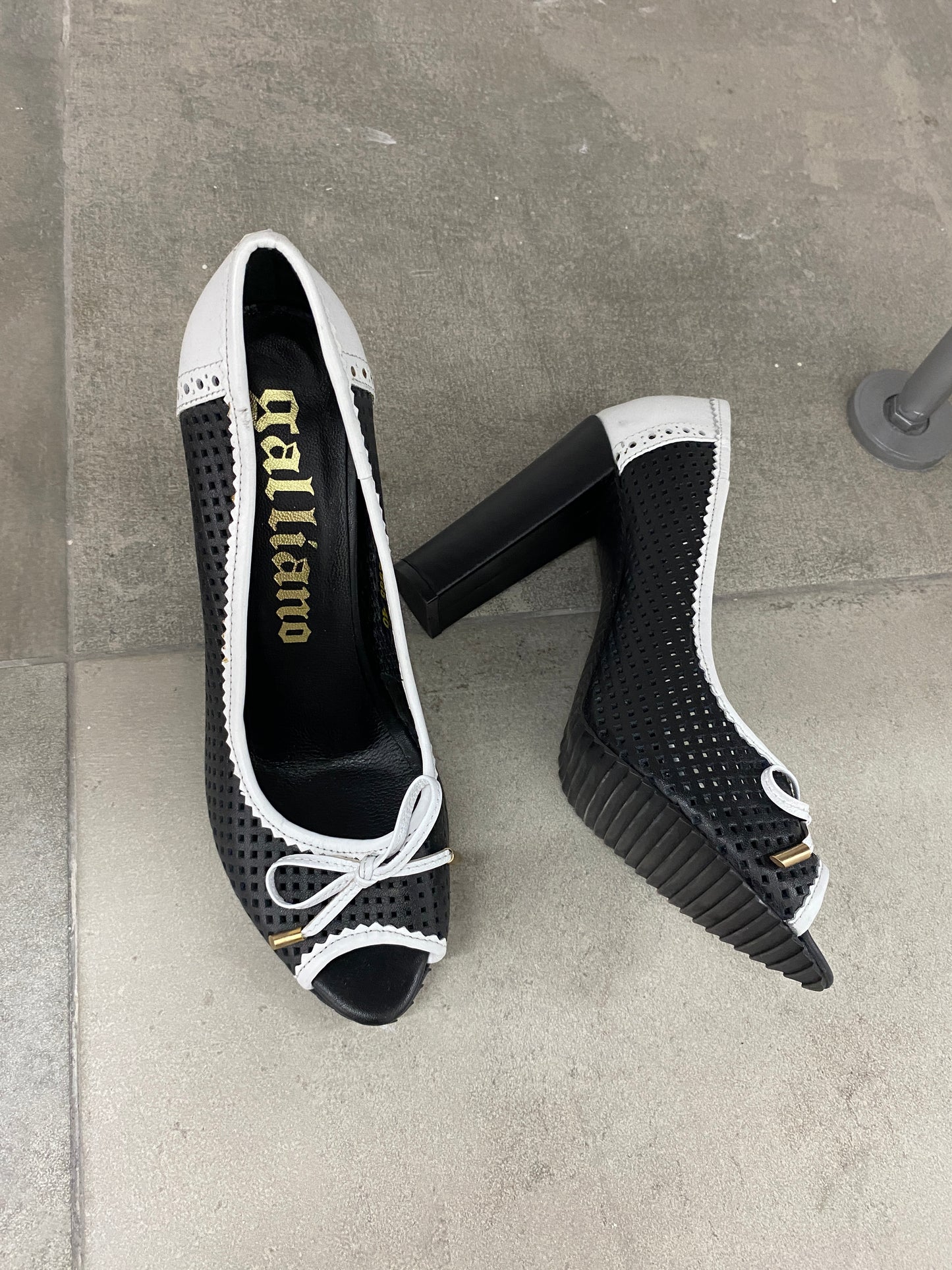 GALLIANO black pumps w/open toes (40)
