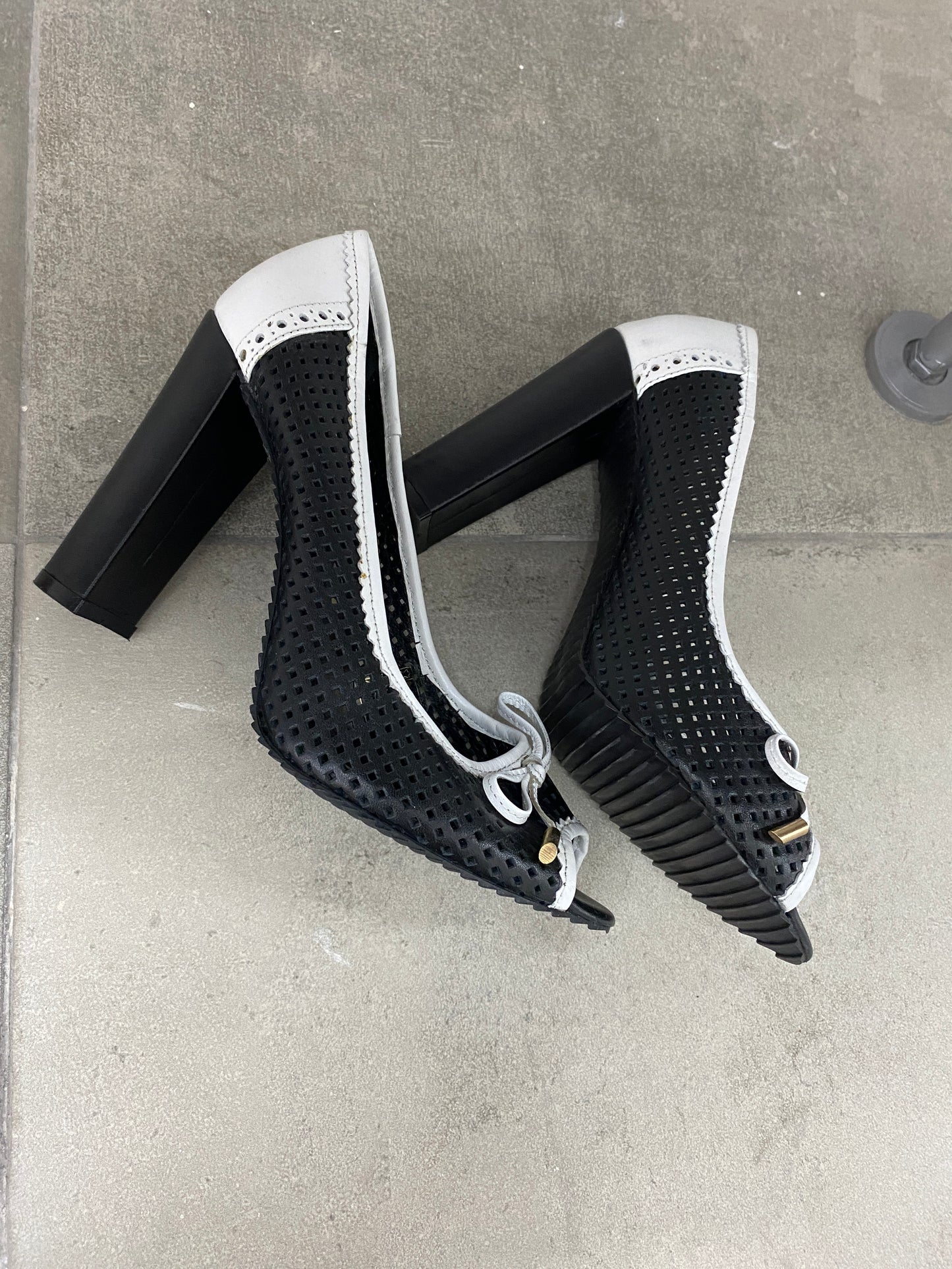 GALLIANO black pumps w/open toes (40)