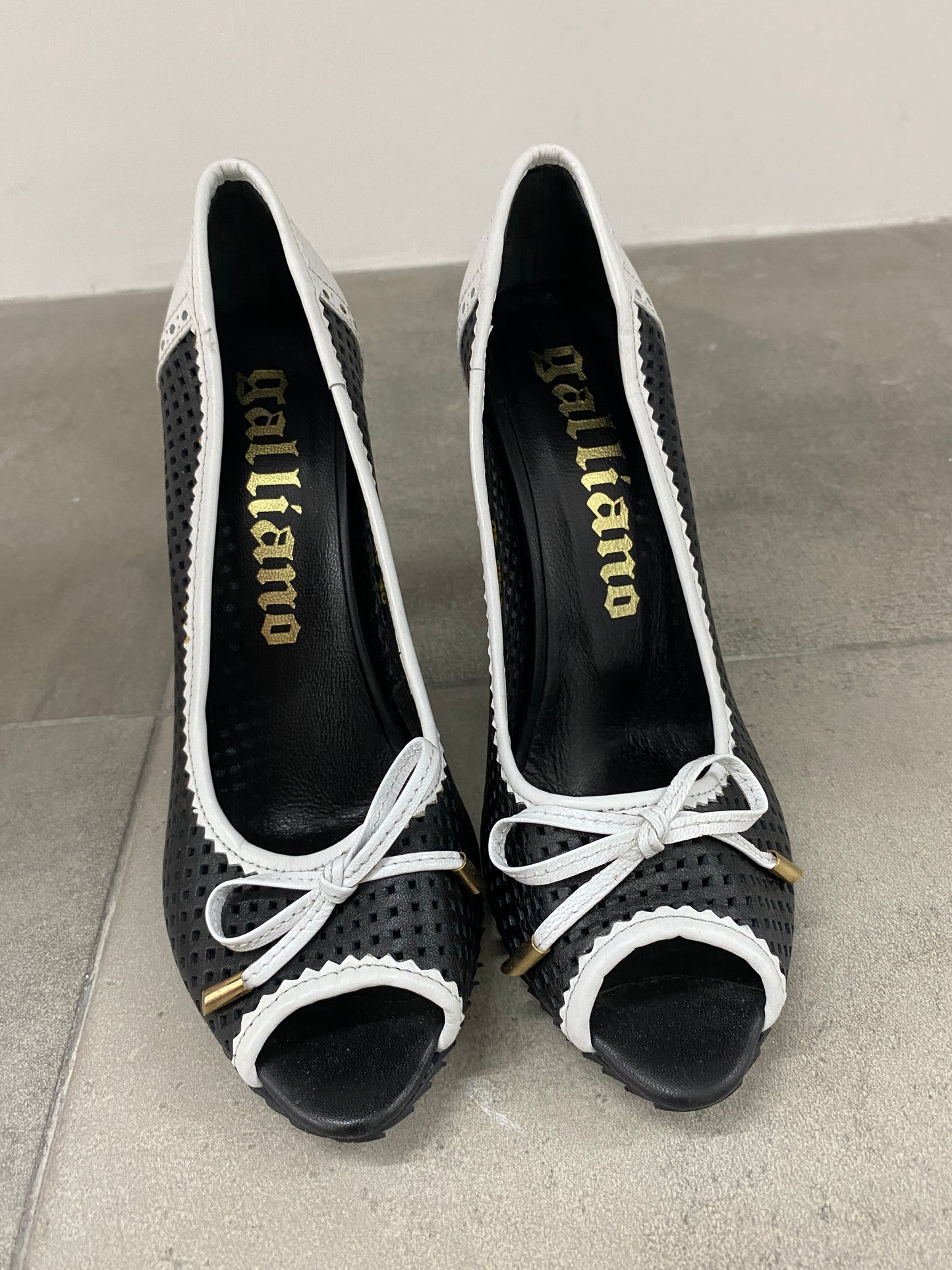 GALLIANO black pumps w/open toes (40)