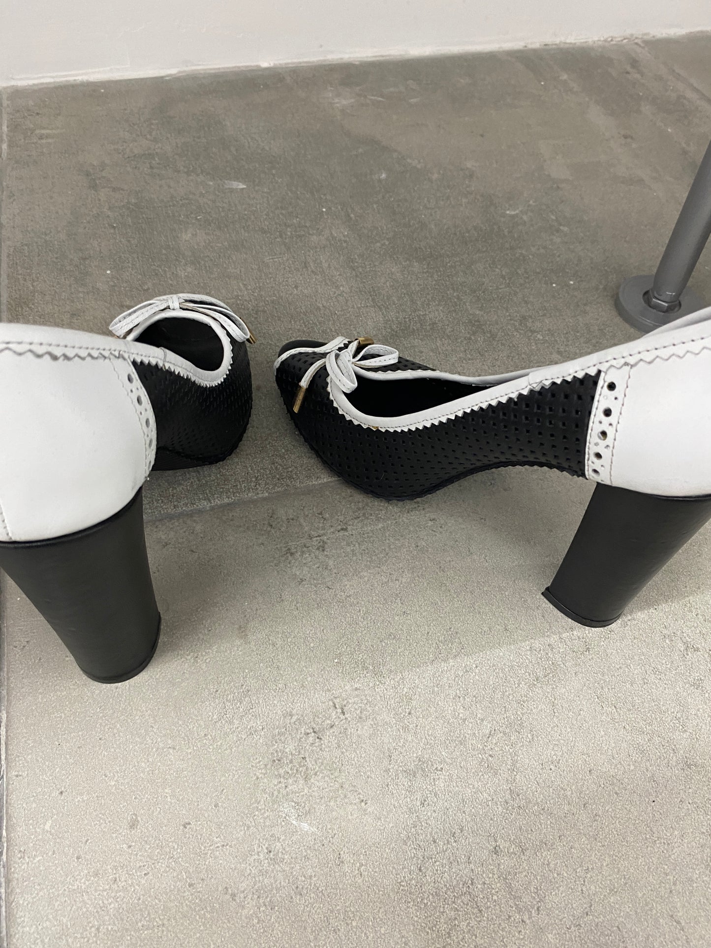 GALLIANO black pumps w/open toes (40)