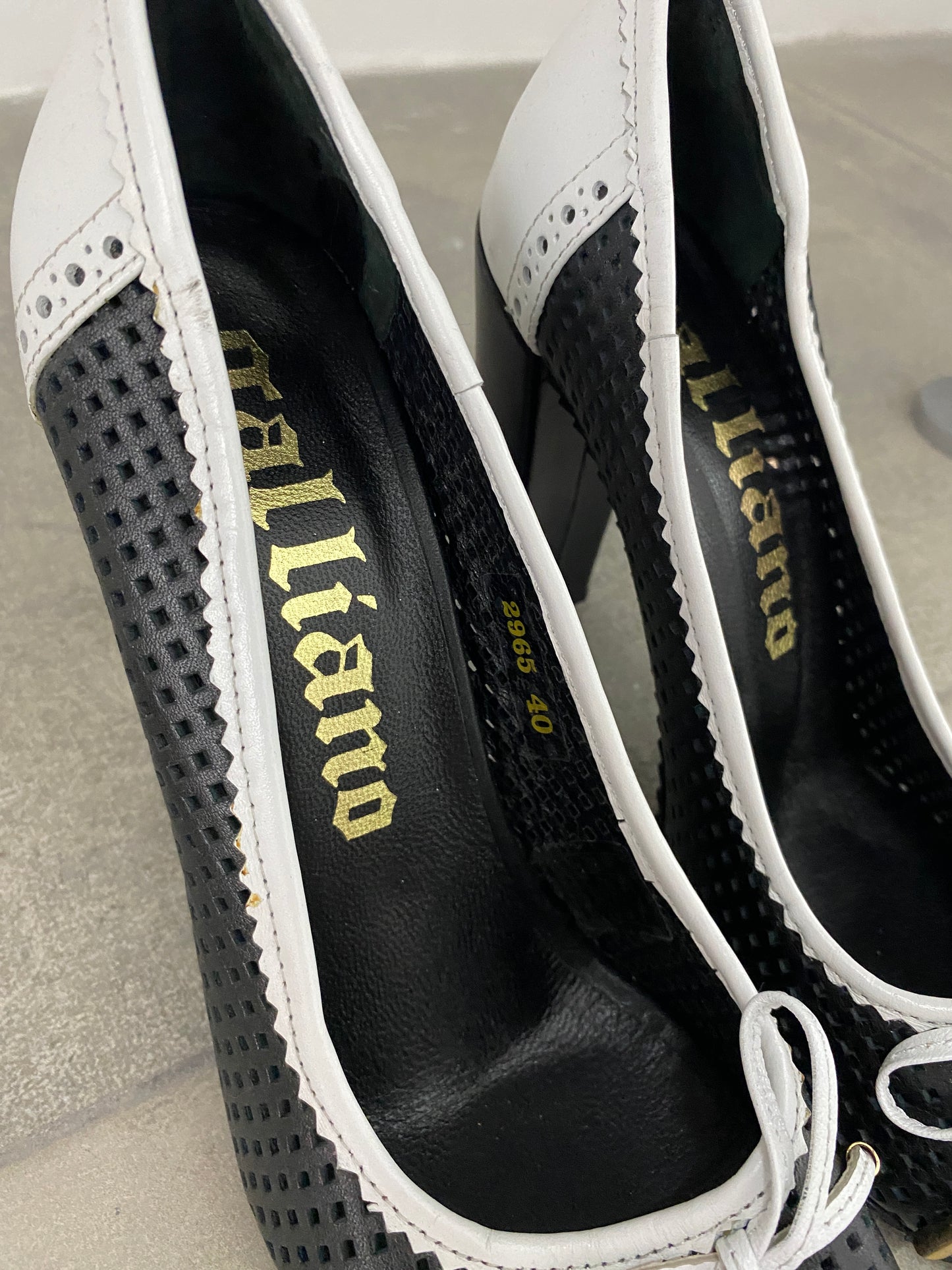 GALLIANO black pumps w/open toes (40)