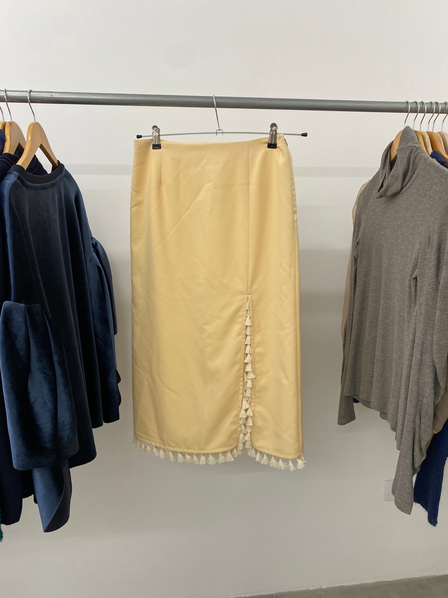 REJINA PYO beige skirt with slit (S)