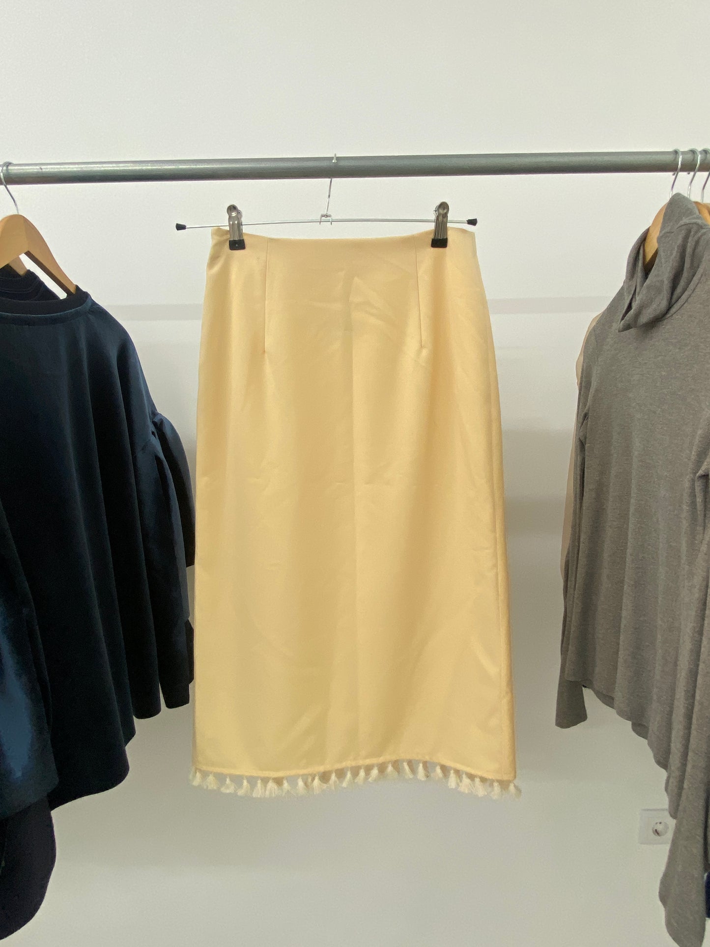 REJINA PYO beige skirt with slit (S)