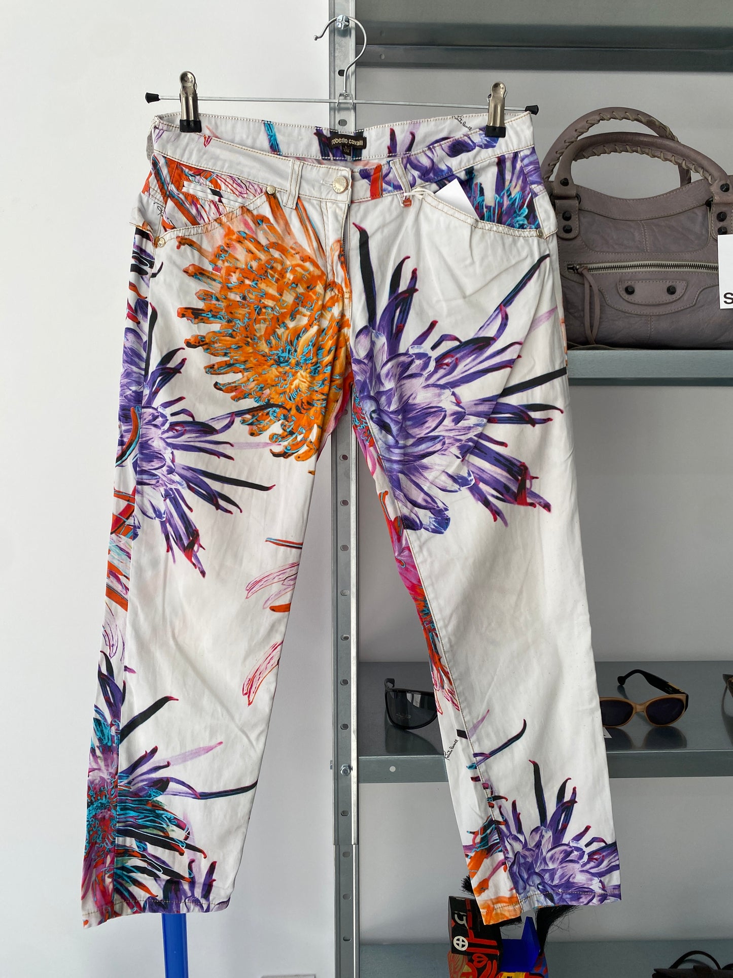 ROBERTO CAVALLI white capris floral motif (L)