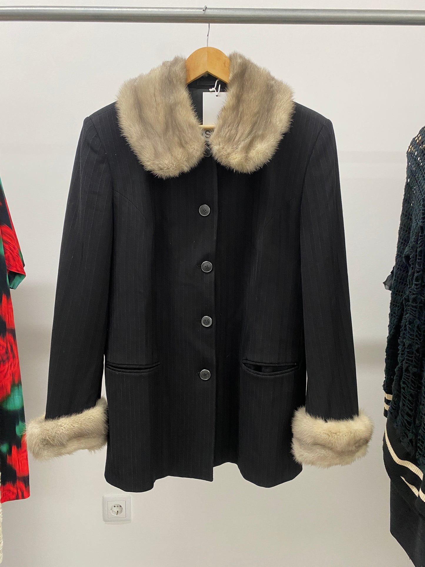 VINTAGE coat w/faux fur collar and cuffs (XL)