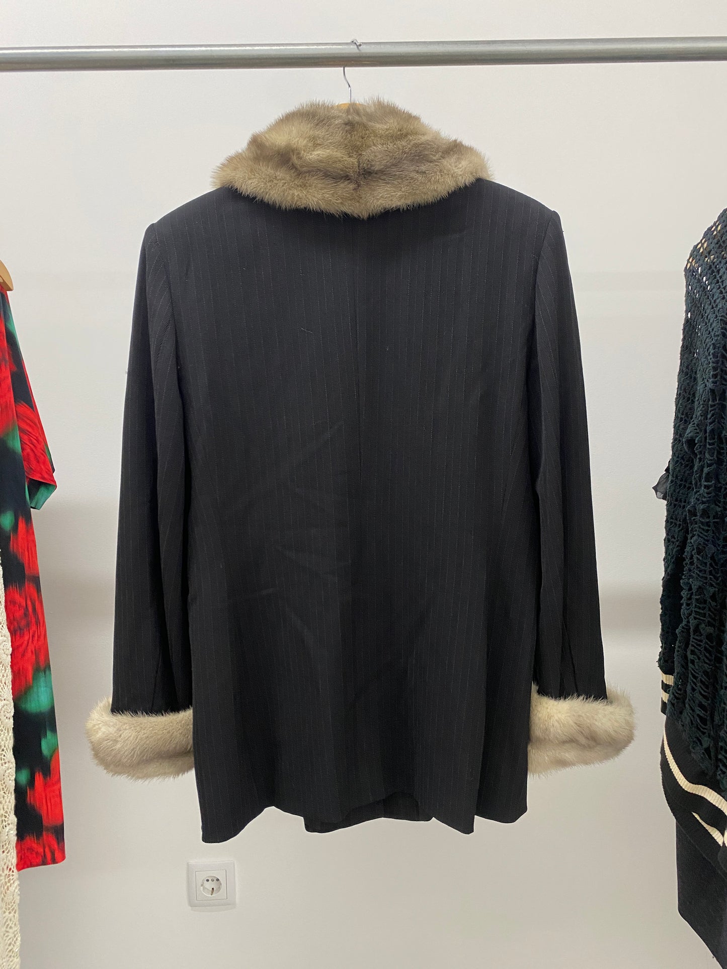 VINTAGE coat w/faux fur collar and cuffs (XL)