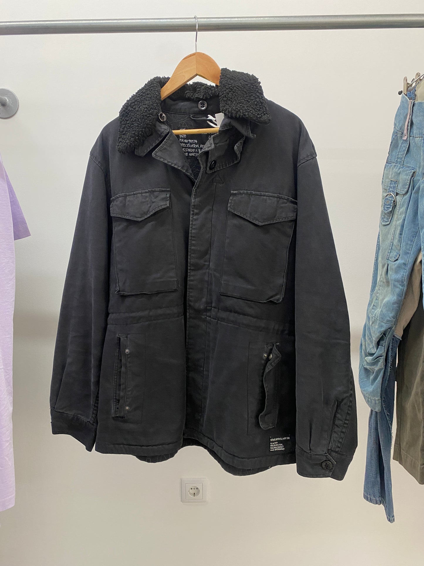 STUSSY black trucker jacket (L)