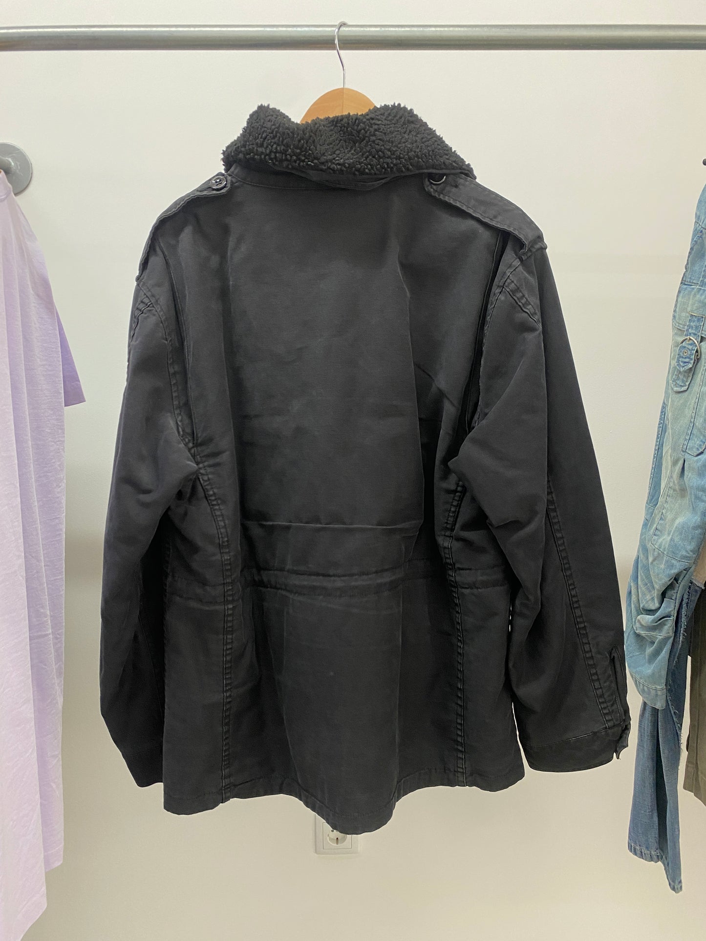 STUSSY black trucker jacket (L)