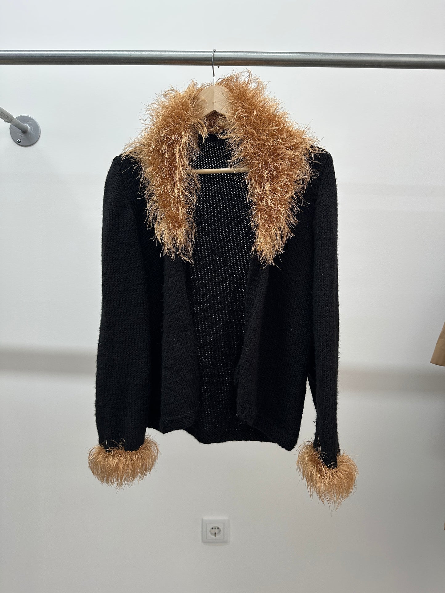 VINTAGE cardigan with faux fur collar and cuffs (L)