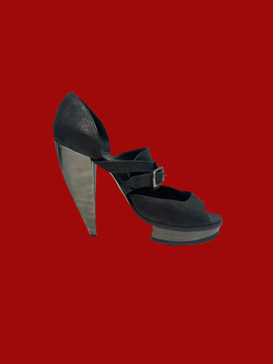 CHLOÉ black leather horseshoe bealted sandal pumps (37.5)