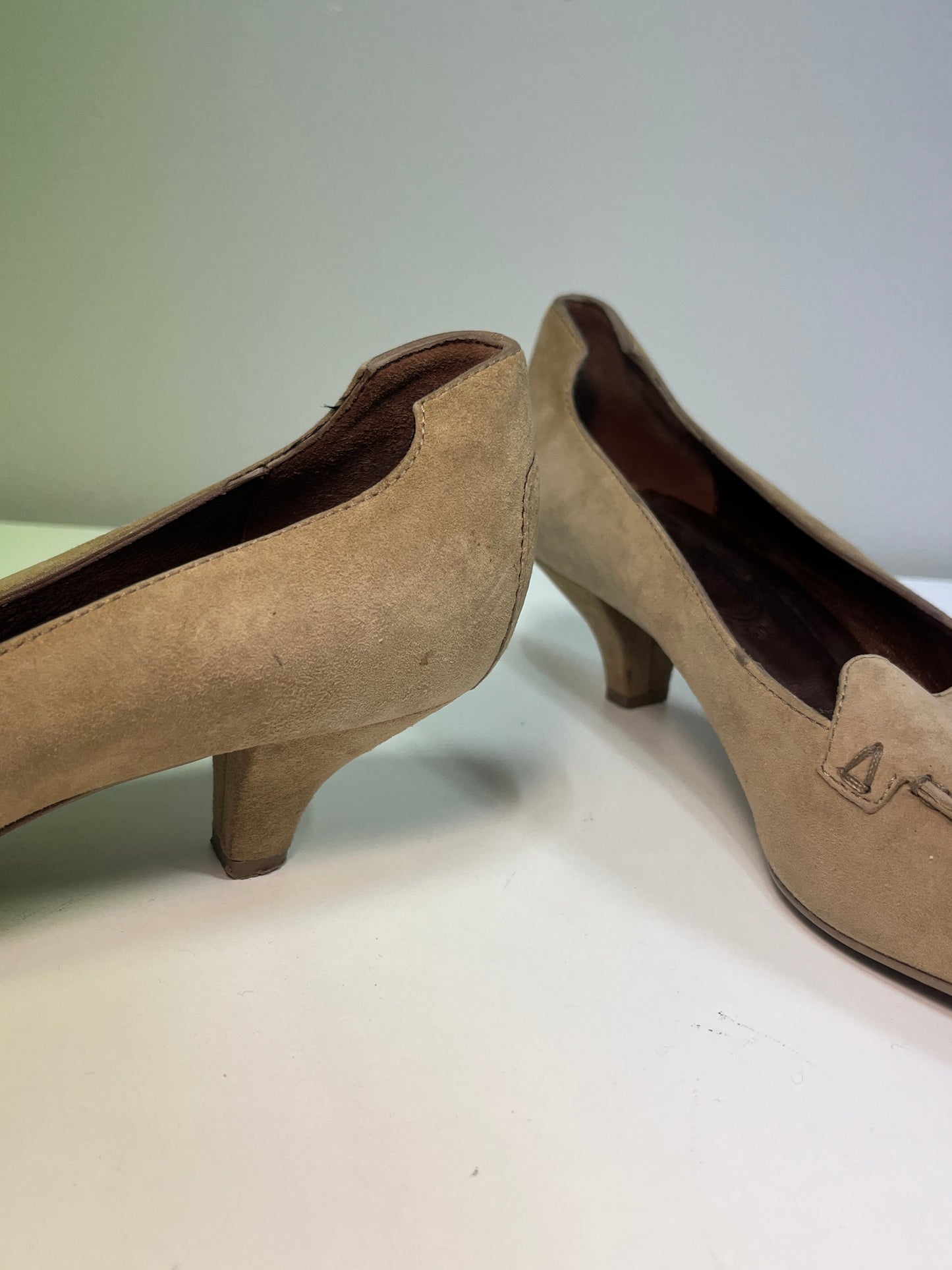 TOD'S suede pointy loafer kitten heels (39.5)