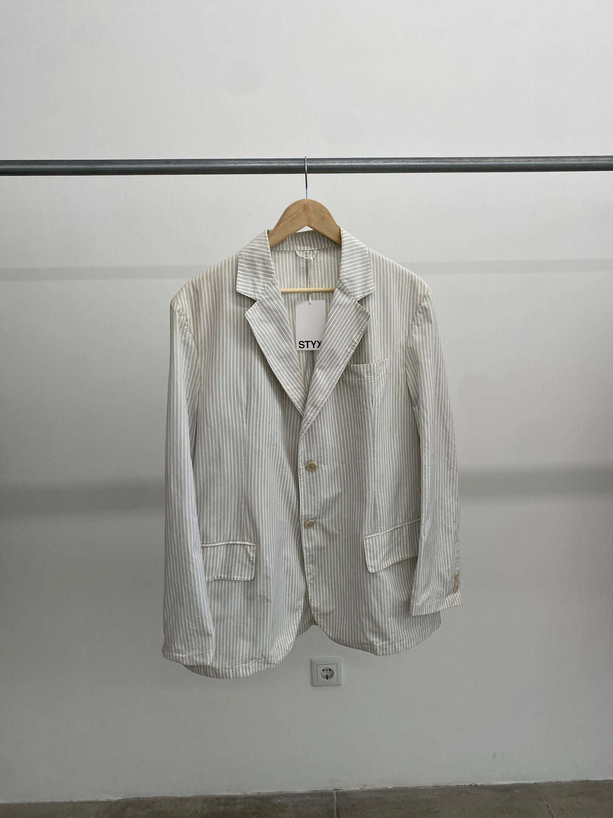 Burberry white stripped jacket (L)