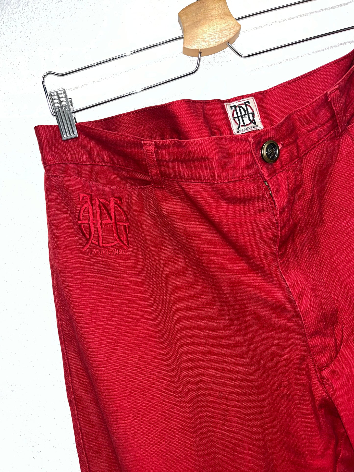 JEAN PAUL GAULTIER red trousers with embroidered logo (44/L)