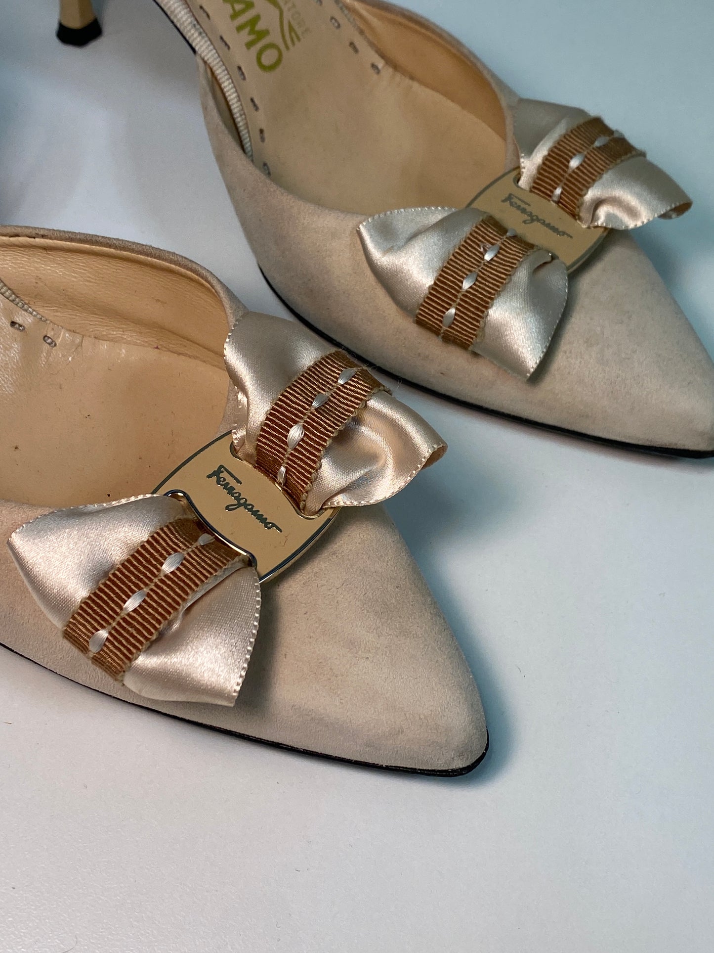 FERRAGAMO beige suede heels (38.5)