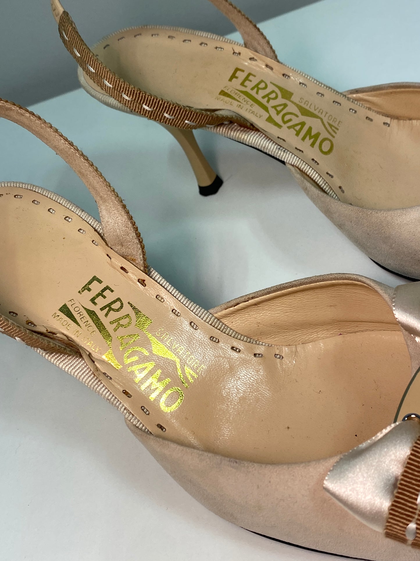 FERRAGAMO beige suede heels (38.5)