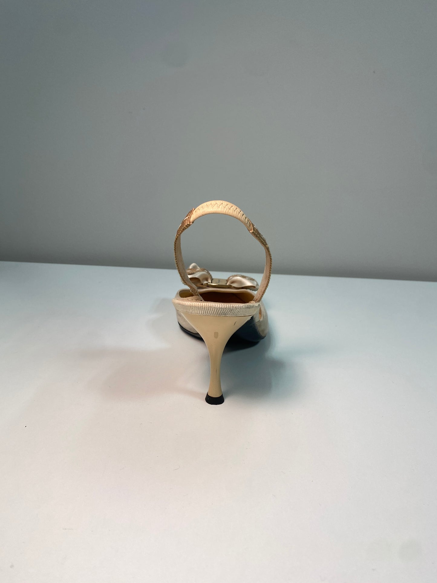 FERRAGAMO beige suede heels (38.5)